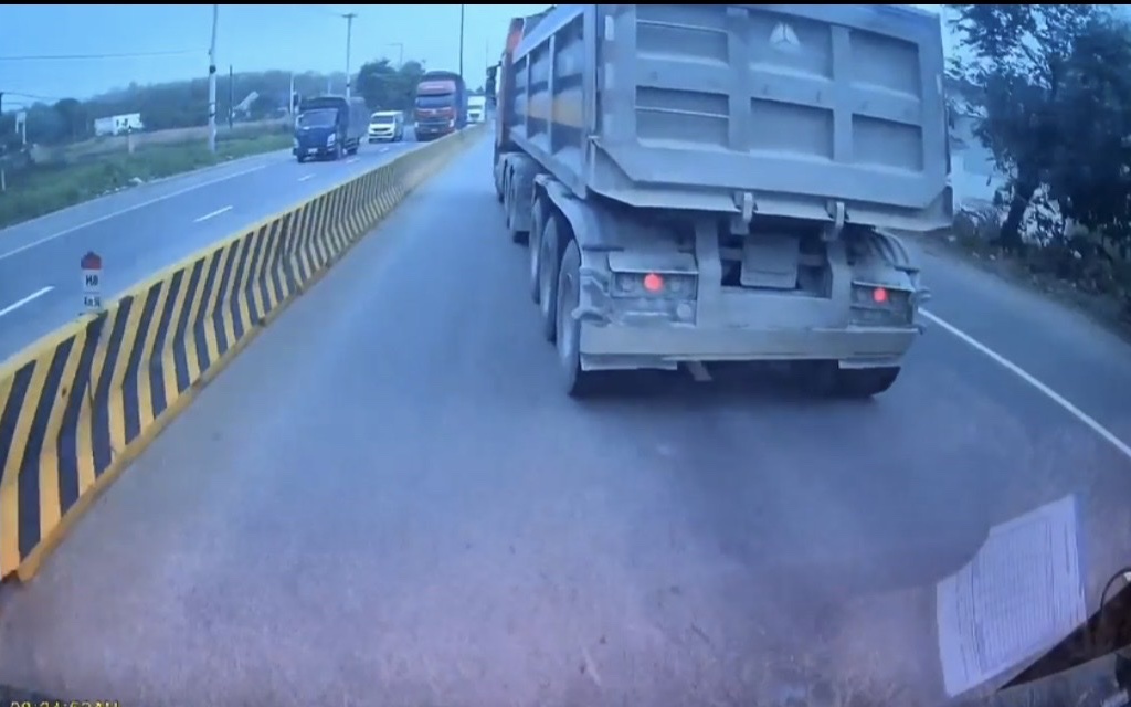 CSGT TP.HCM l&agrave;m việc với t&agrave;i xế xe ben 'đ&aacute;nh v&otilde;ng' tr&ecirc;n quốc lộ 13