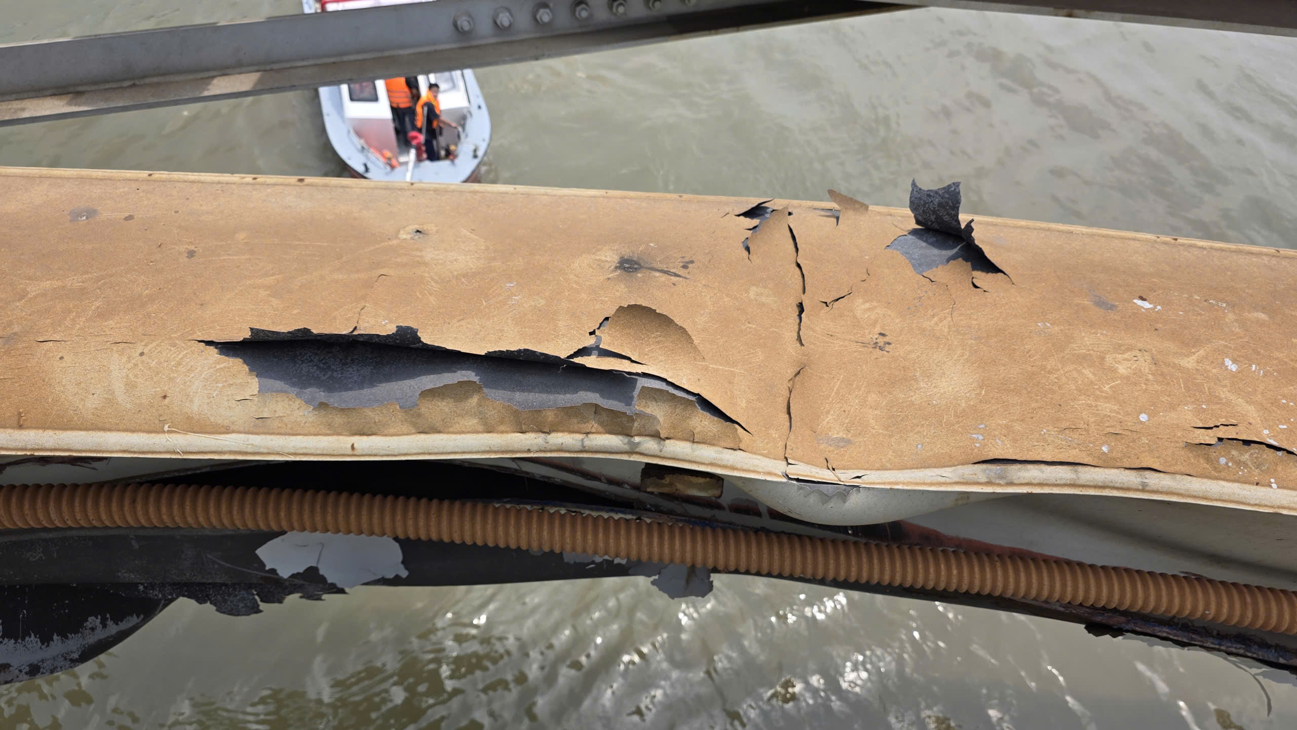 To&agrave;n cảnh vụ s&agrave; lan va chạm khiến thanh ray nhịp số 2 cầu Ghềnh bị cong, m&eacute;o- Ảnh 8.