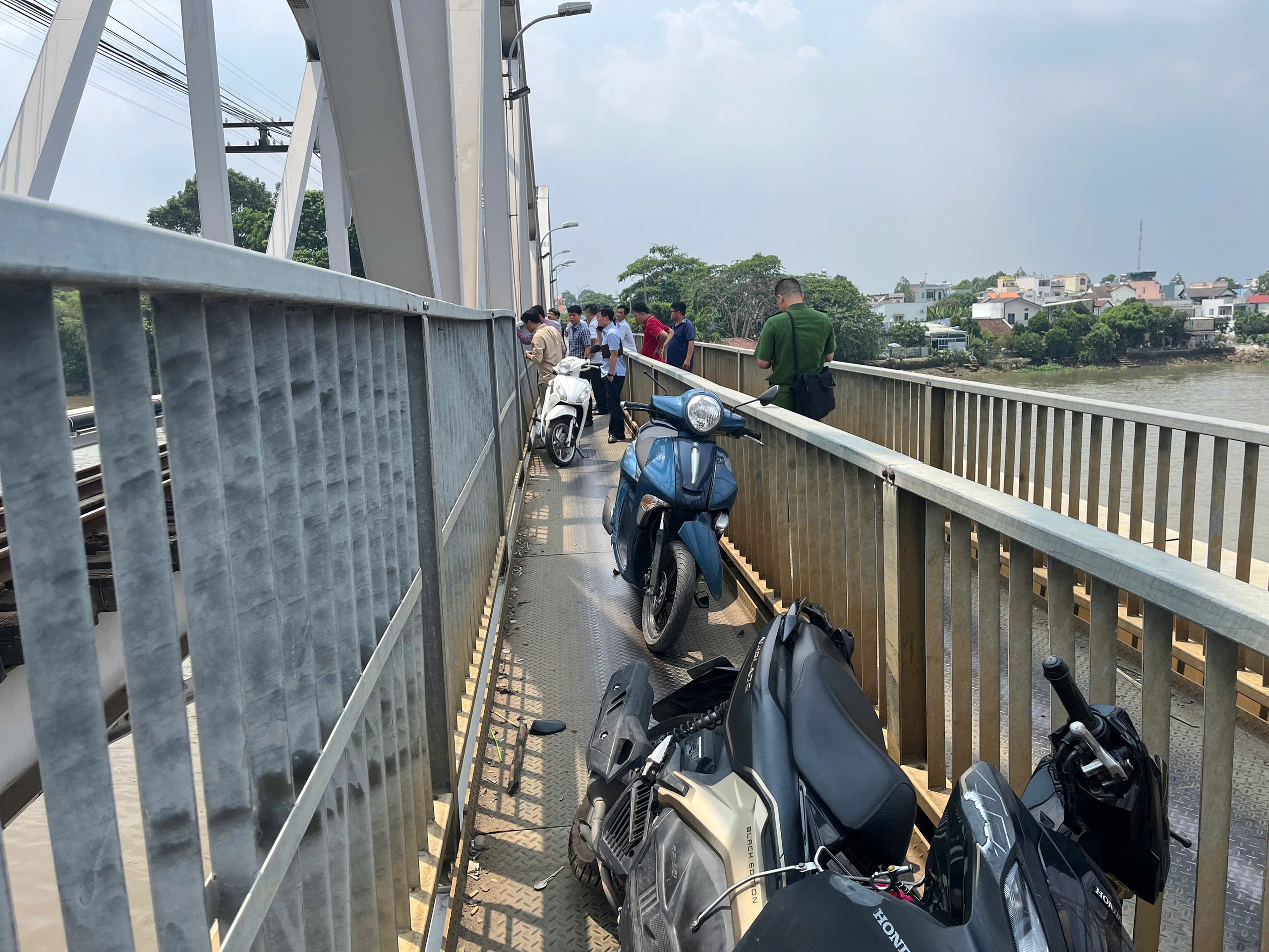 To&agrave;n cảnh vụ s&agrave; lan va chạm khiến thanh ray nhịp số 2 cầu Ghềnh bị cong, m&eacute;o- Ảnh 11.