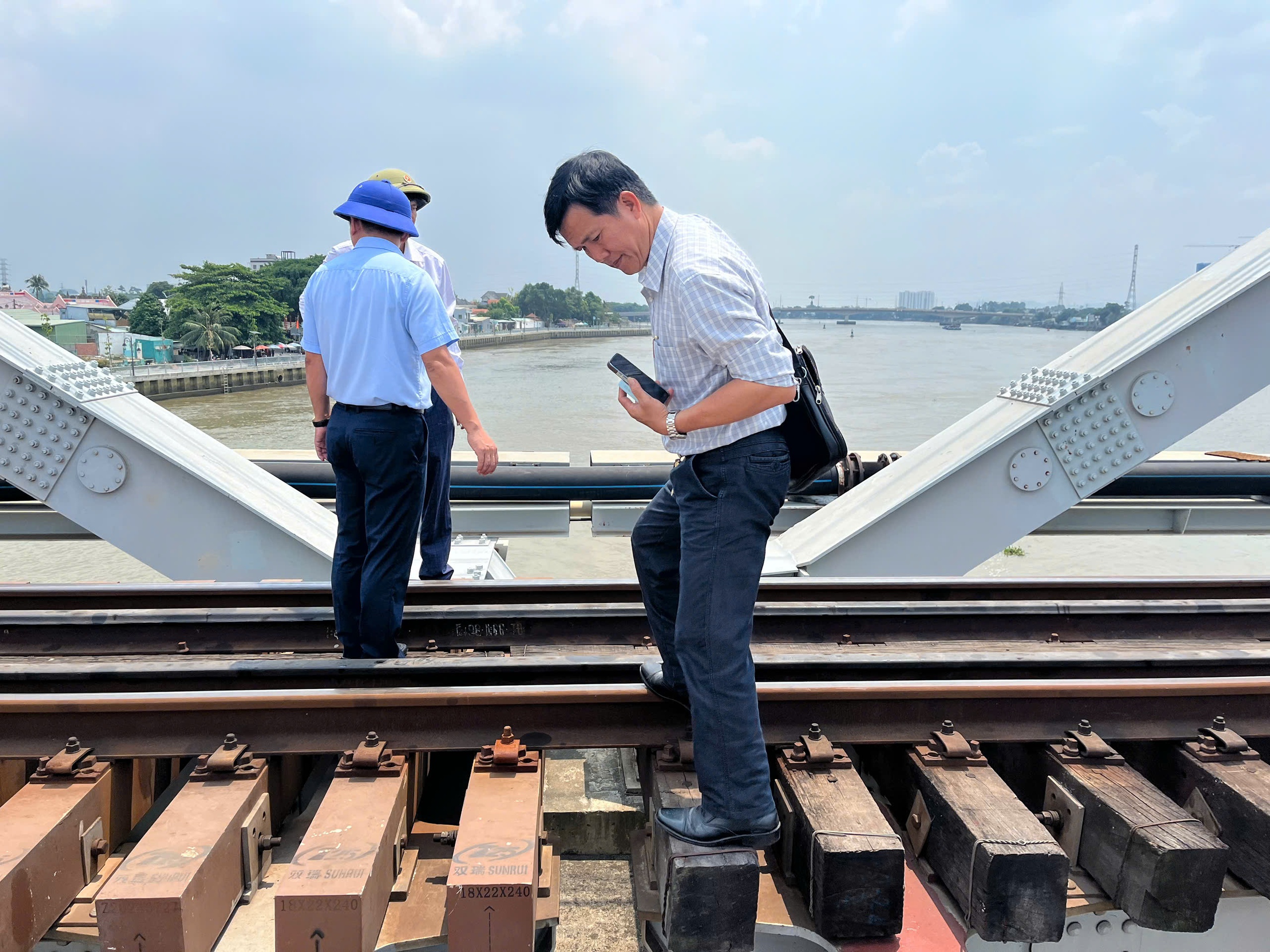 To&agrave;n cảnh vụ s&agrave; lan va chạm khiến thanh ray nhịp số 2 cầu Ghềnh bị cong, m&eacute;o- Ảnh 16.