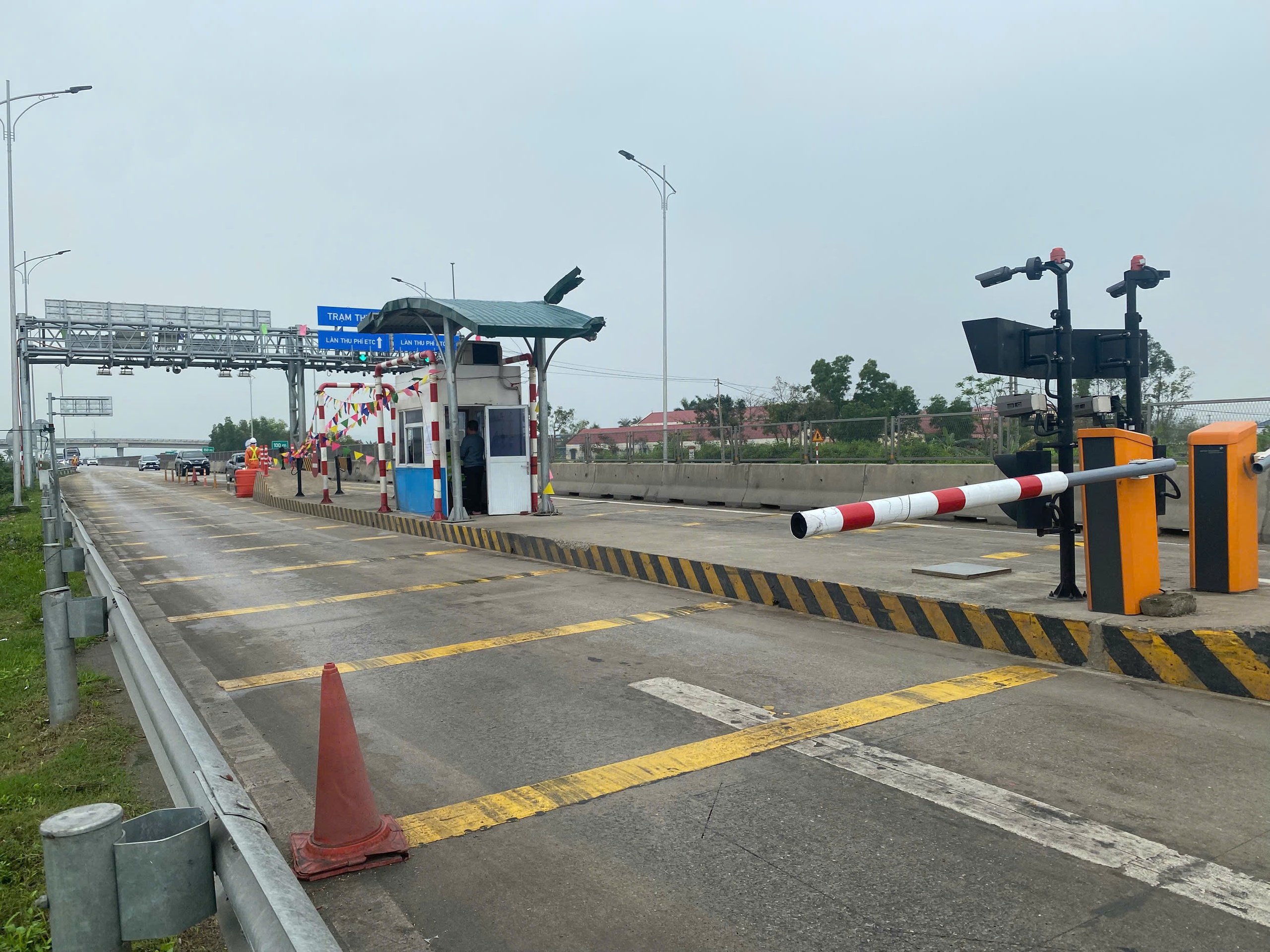 Thu ph&iacute; li&ecirc;n tuyến cao tốc Bắc - Nam: V&igrave; sao phải lắp lại barie tại Diễn Ch&acirc;u - B&atilde;i Vọt?- Ảnh 1.