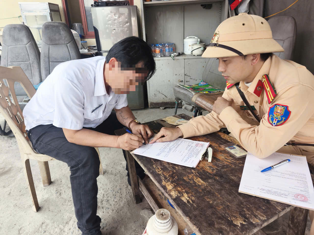 Thanh H&oacute;a: Siết chặt xử l&yacute; vi phạm ATGT ở c&aacute;c điểm giao cắt đường sắt- Ảnh 3.