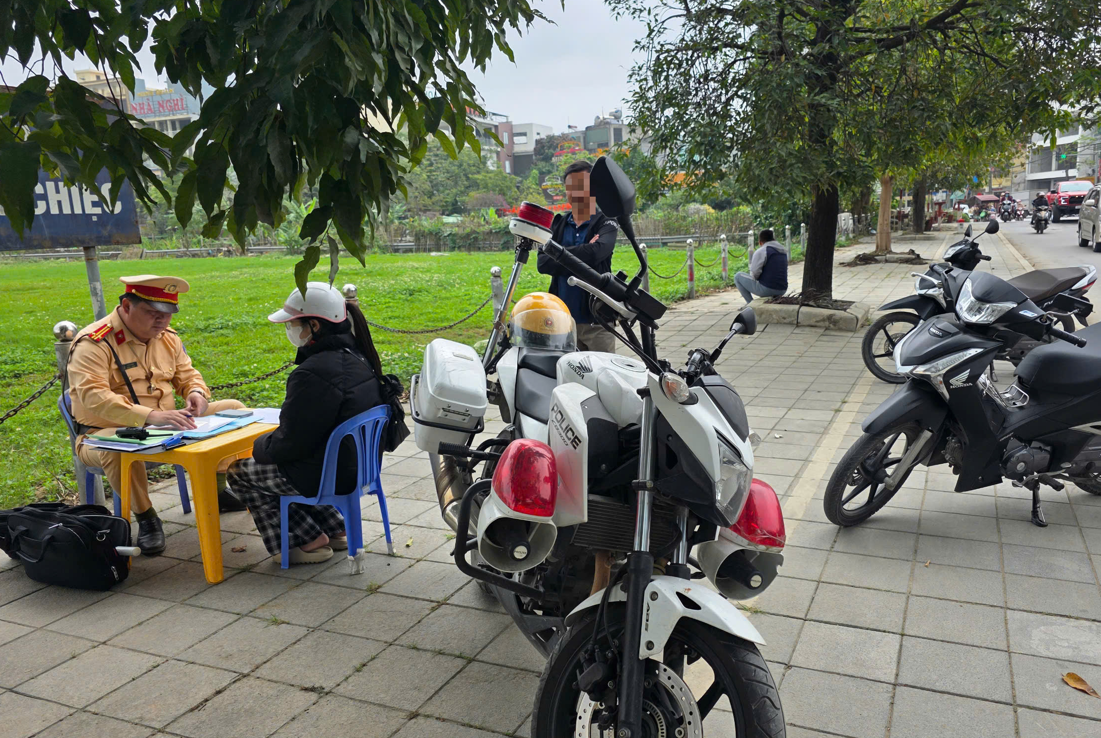 Thanh H&oacute;a: Siết chặt xử l&yacute; vi phạm ATGT ở c&aacute;c điểm giao cắt đường sắt- Ảnh 2.