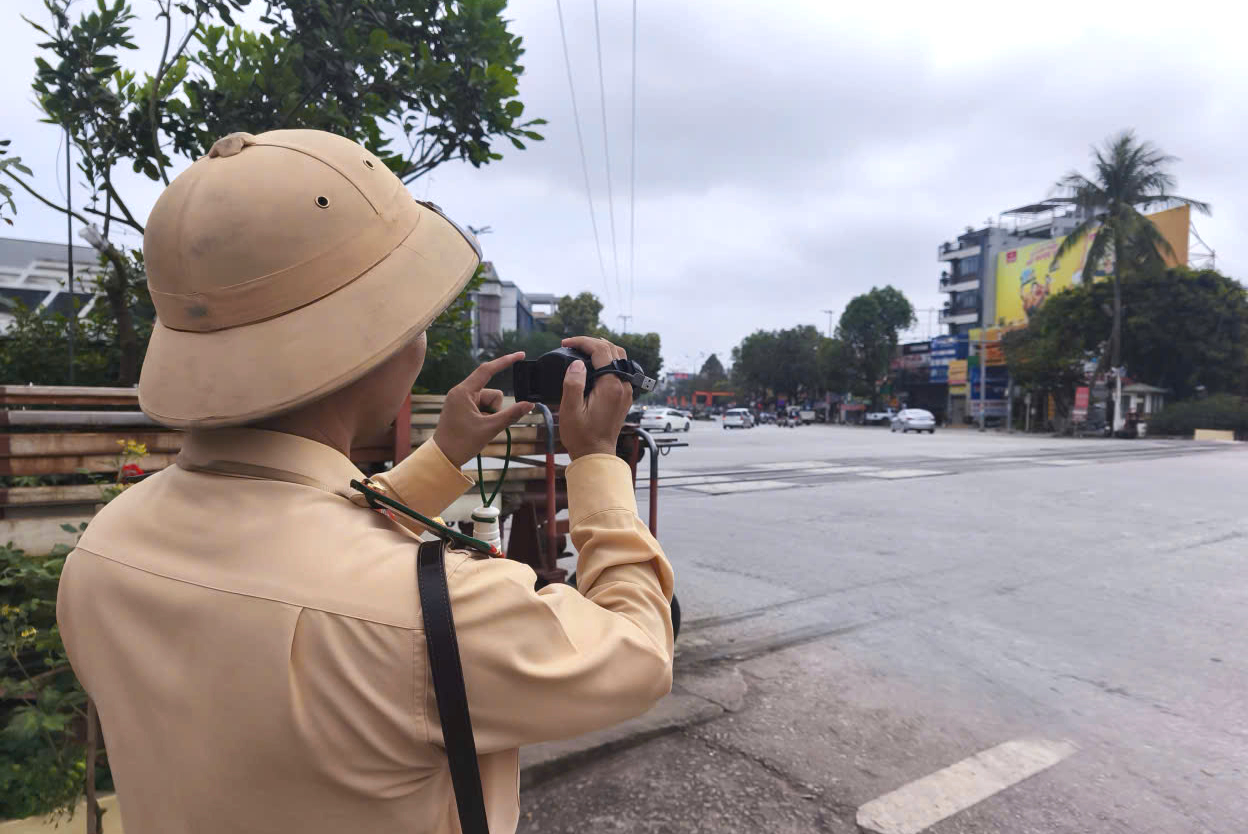 Thanh H&oacute;a: Siết chặt xử l&yacute; vi phạm ATGT ở c&aacute;c điểm giao cắt đường sắt- Ảnh 1.