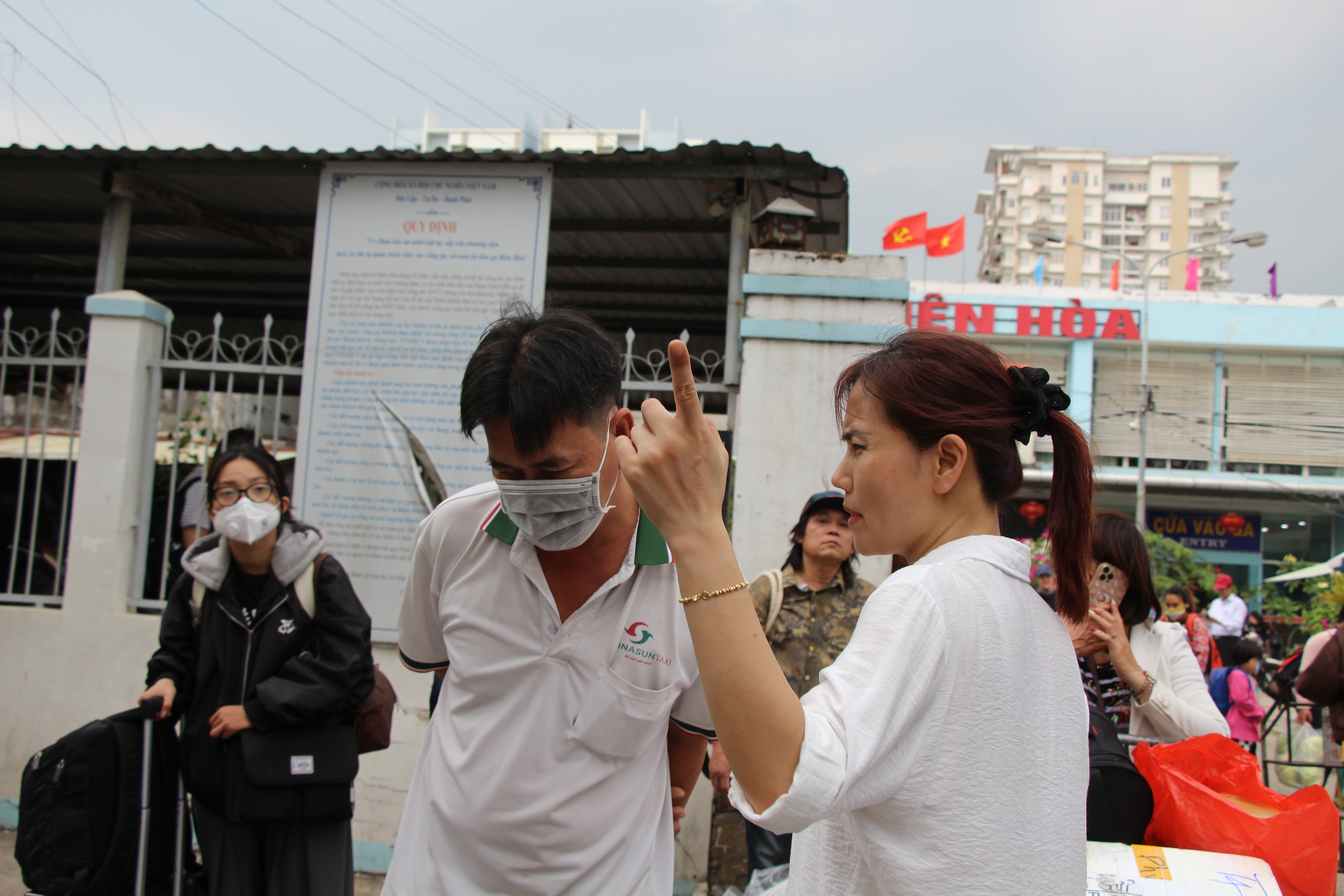 Ga Bi&ecirc;n H&ograve;a tất bật trung chuyển h&agrave;nh kh&aacute;ch sau sự cố cầu Ghềnh- Ảnh 14.