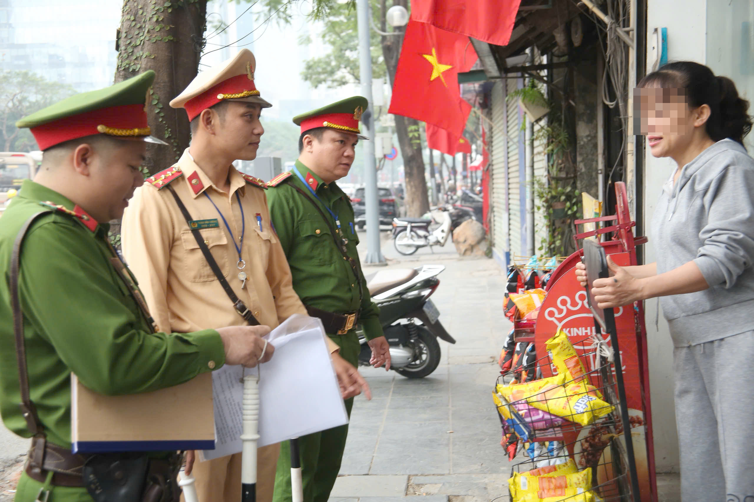 Hà Nội dẹp lấn chiếm vỉa hè ở nhiều phố trung tâm, duy trì trật tự trước ngày bầu cử- Ảnh 1.