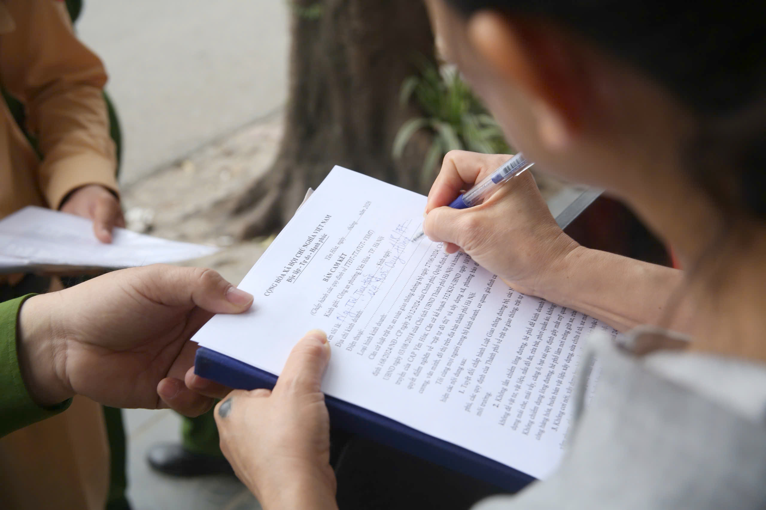 Hà Nội dẹp lấn chiếm vỉa hè ở nhiều phố trung tâm, duy trì trật tự trước ngày bầu cử- Ảnh 4.