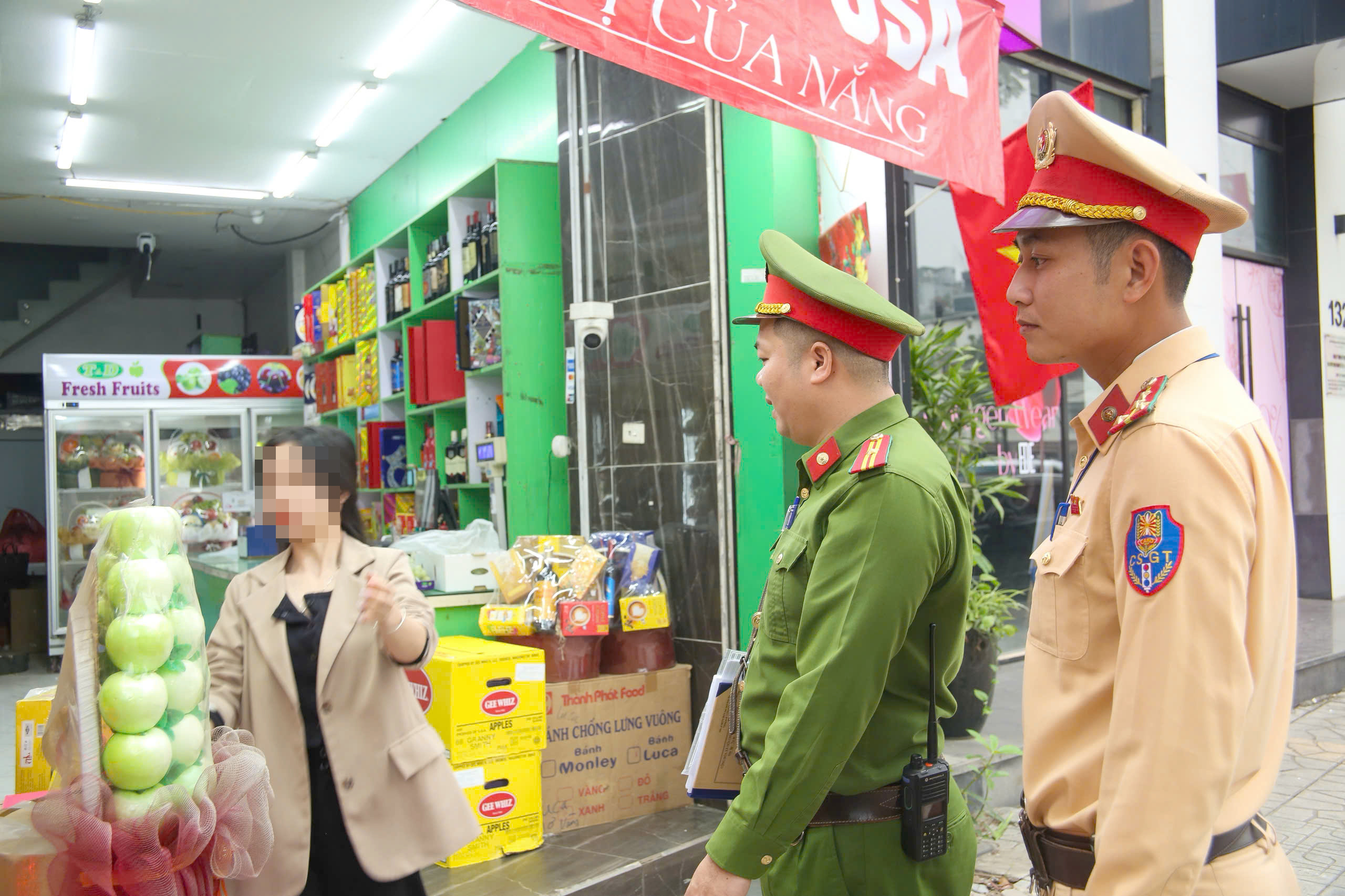 Hà Nội dẹp lấn chiếm vỉa hè ở nhiều phố trung tâm, duy trì trật tự trước ngày bầu cử- Ảnh 3.