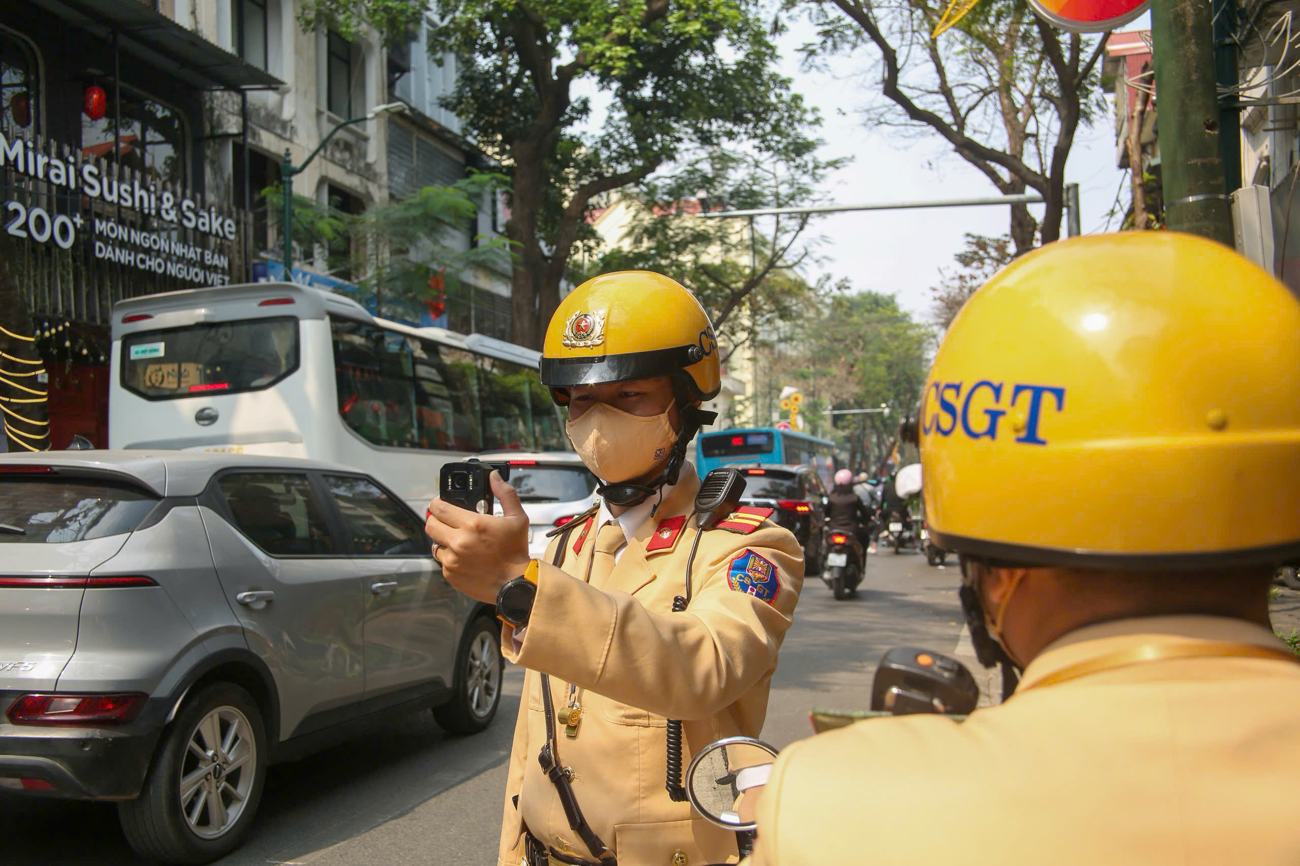Hà Nội dẹp lấn chiếm vỉa hè ở nhiều phố trung tâm, duy trì trật tự trước ngày bầu cử- Ảnh 8.