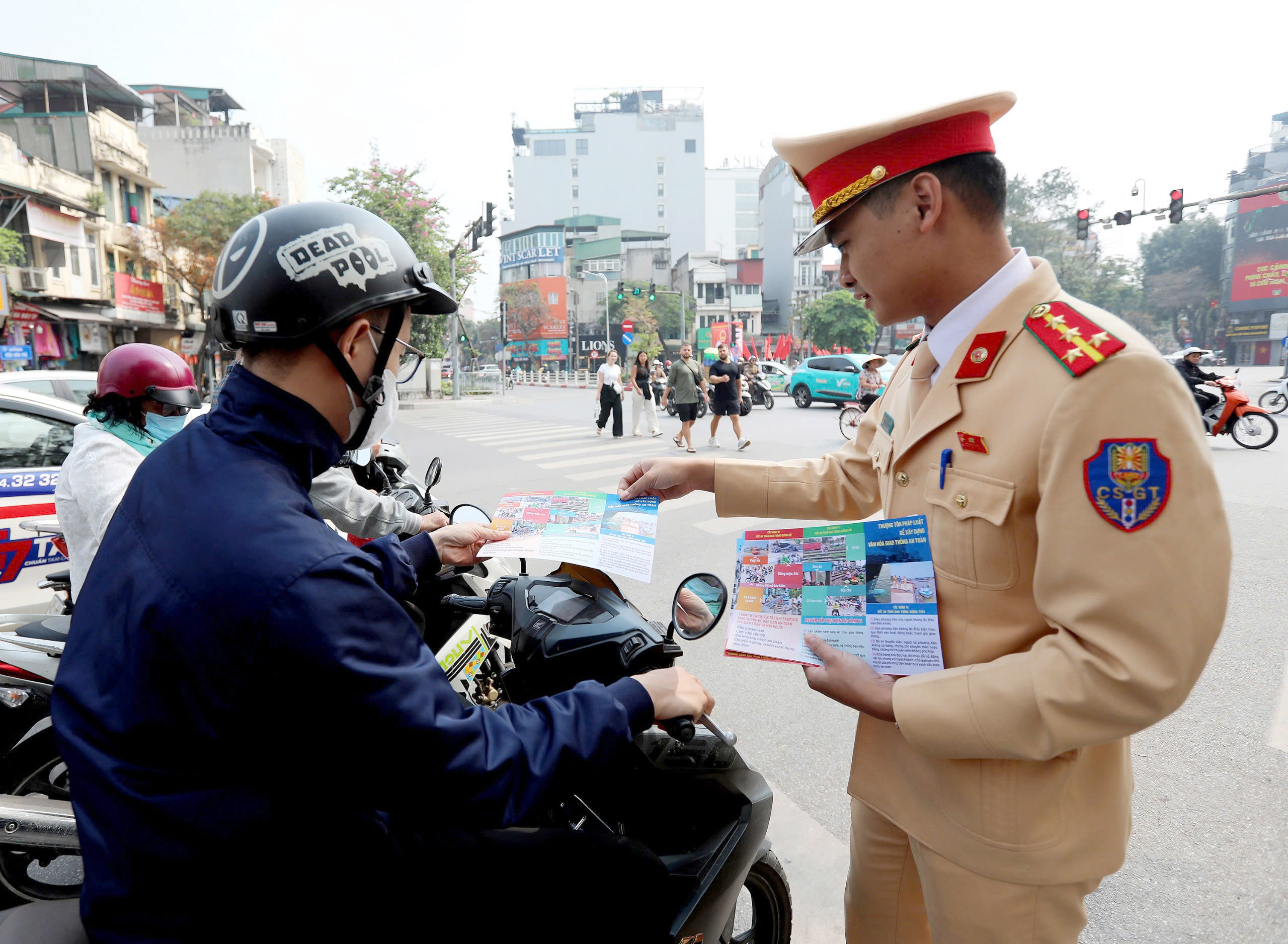 Hà Nội dẹp lấn chiếm vỉa hè ở nhiều phố trung tâm, duy trì trật tự trước ngày bầu cử- Ảnh 10.