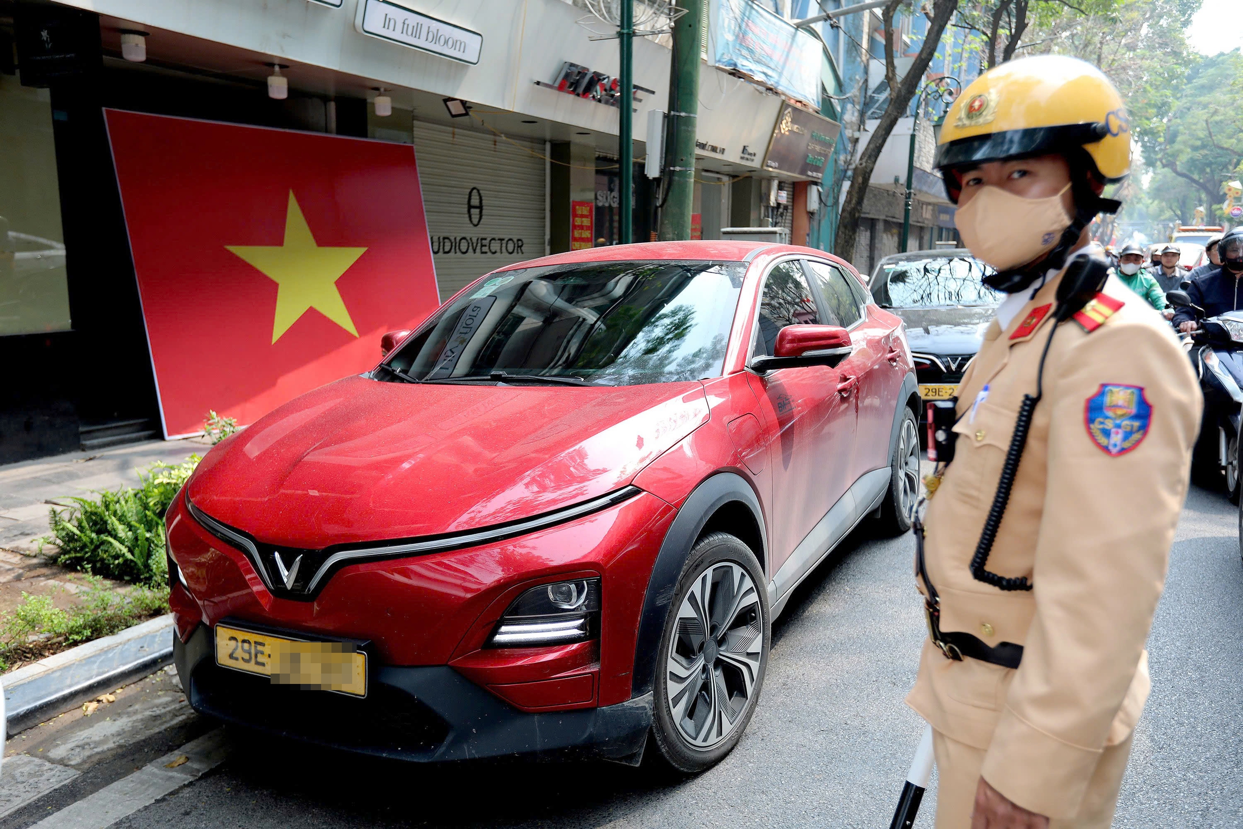 Hà Nội dẹp lấn chiếm vỉa hè ở nhiều phố trung tâm, duy trì trật tự trước ngày bầu cử- Ảnh 6.