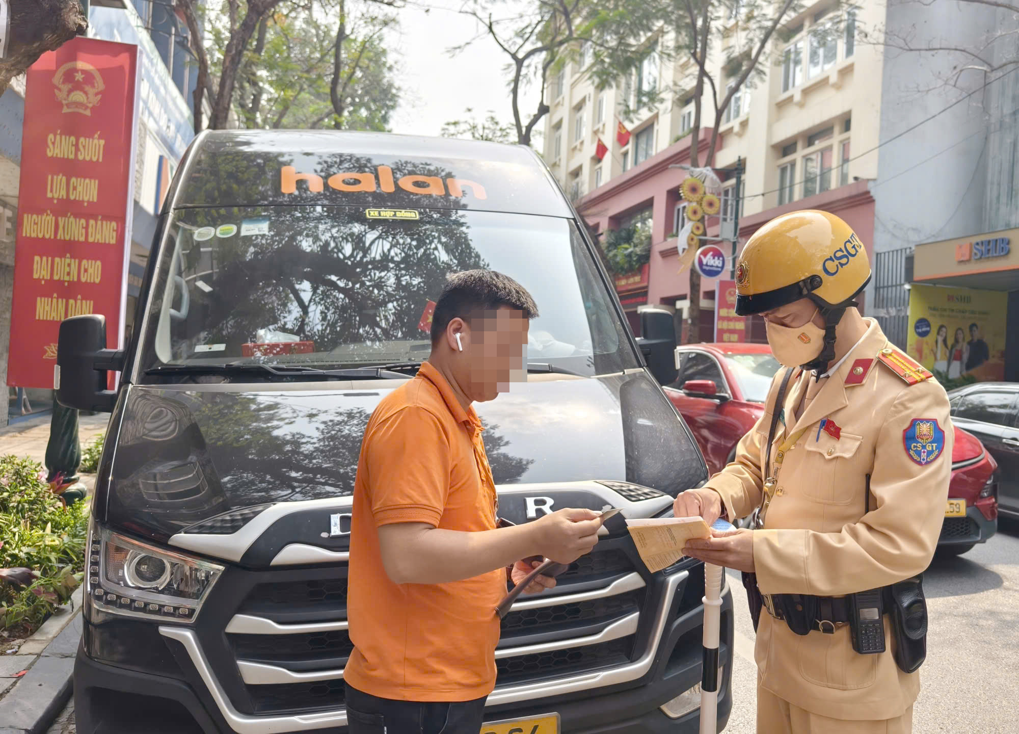 Hà Nội dẹp lấn chiếm vỉa hè ở nhiều phố trung tâm, duy trì trật tự trước ngày bầu cử- Ảnh 9.