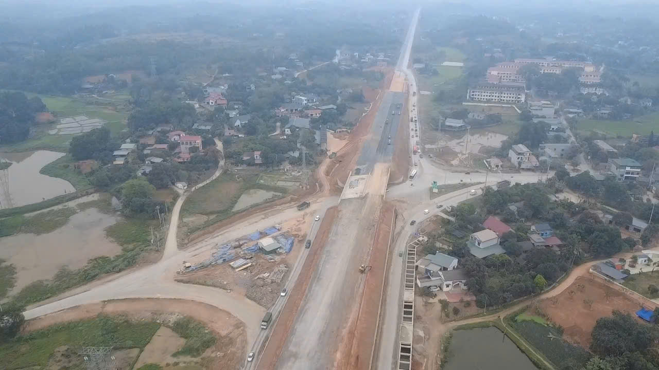 Tăng tốc thi c&ocirc;ng tuyến nối 2 cao tốc ở Ph&uacute; Thọ, nỗ lực th&ocirc;ng xe dịp 30/4- Ảnh 1.