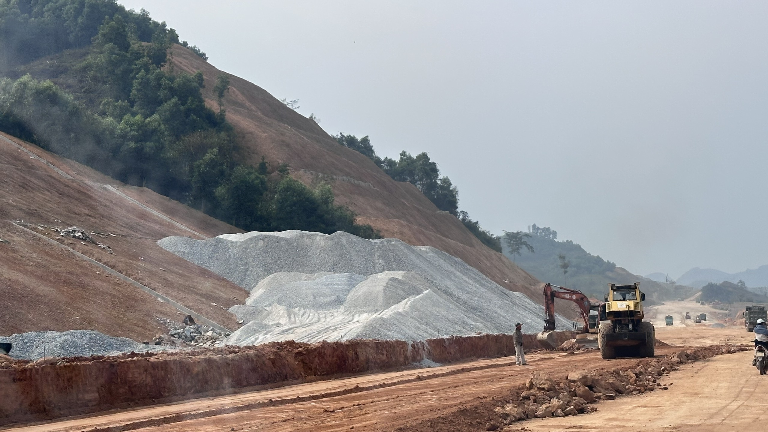 Tăng ca, tăng k&iacute;p đẩy nhanh tiến độ cao tốc Tuy&ecirc;n Quang - H&agrave; Giang- Ảnh 12.