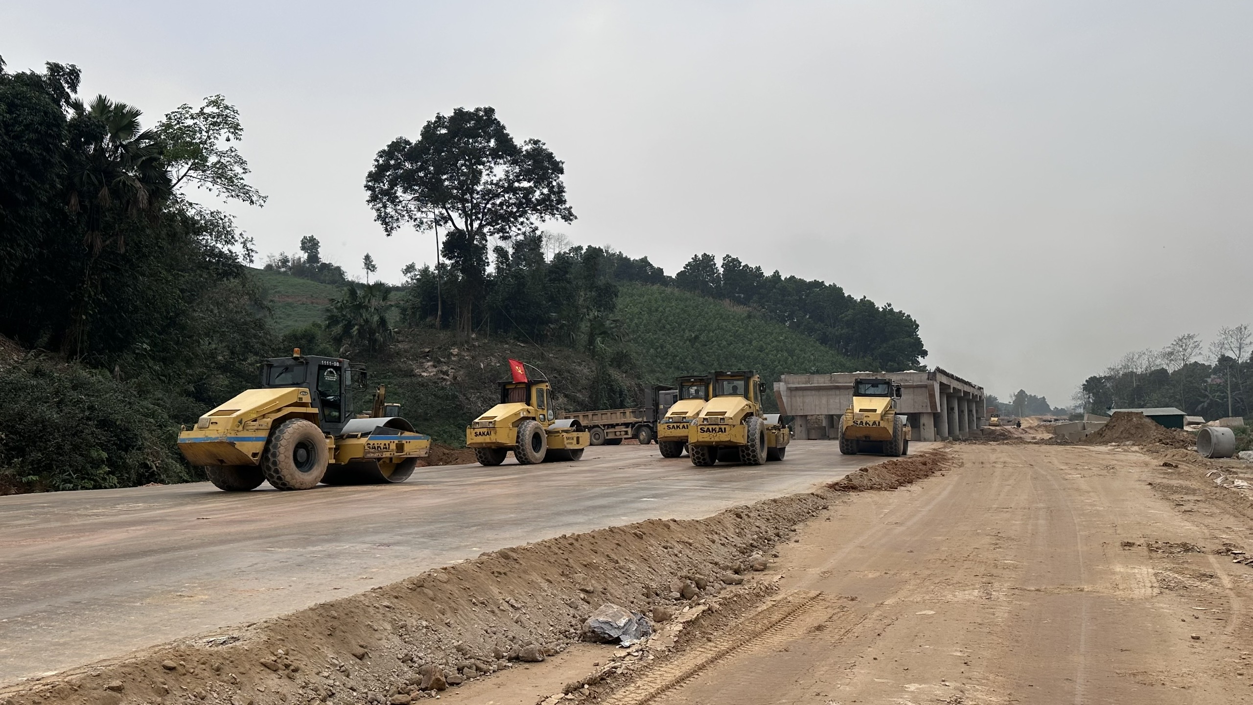 Tăng ca, tăng k&iacute;p đẩy nhanh tiến độ cao tốc Tuy&ecirc;n Quang - H&agrave; Giang- Ảnh 15.