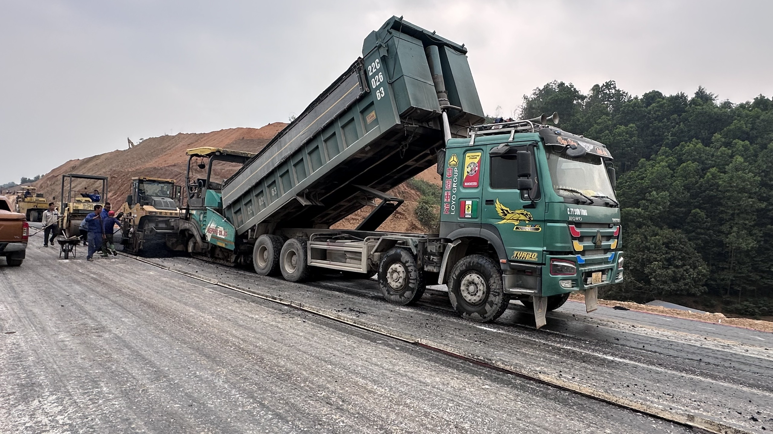 Tăng ca, tăng k&iacute;p đẩy nhanh tiến độ cao tốc Tuy&ecirc;n Quang - H&agrave; Giang- Ảnh 16.