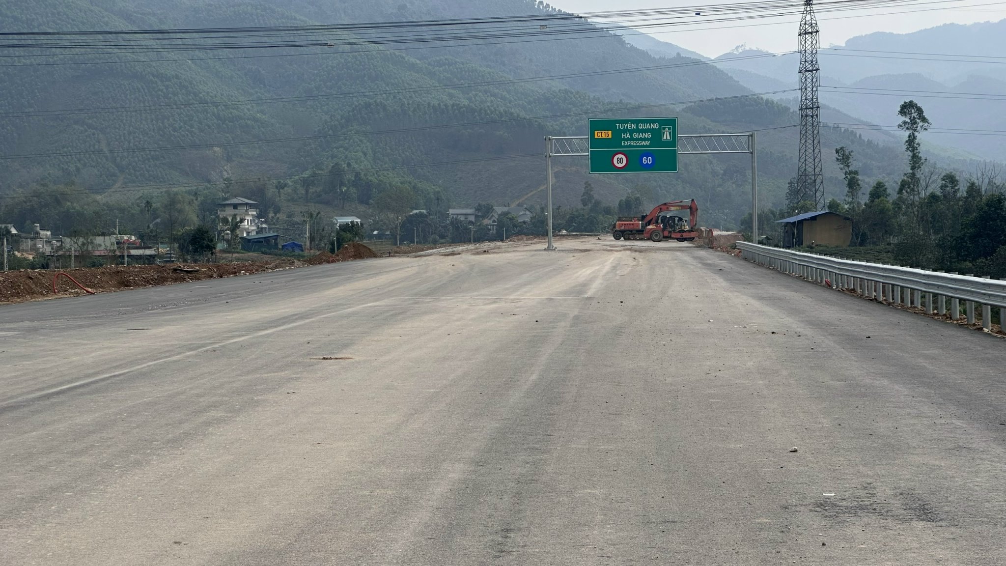 Tăng ca, tăng k&iacute;p đẩy nhanh tiến độ cao tốc Tuy&ecirc;n Quang - H&agrave; Giang- Ảnh 1.