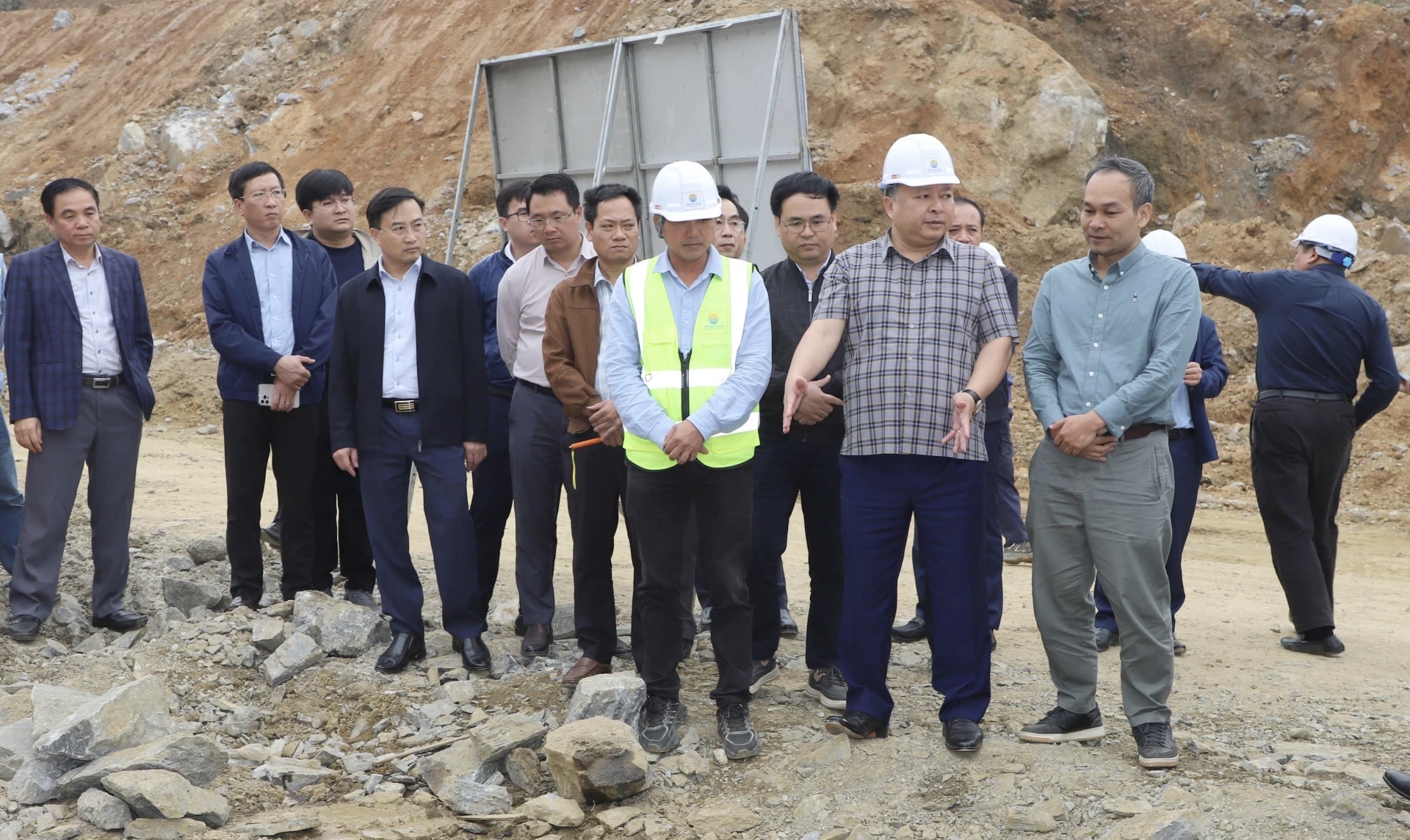 Tăng ca, tăng k&iacute;p đẩy nhanh tiến độ cao tốc Tuy&ecirc;n Quang - H&agrave; Giang- Ảnh 17.