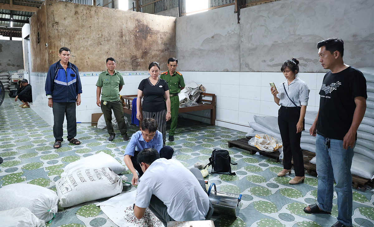 An Giang: Bắt quả tang cửa h&agrave;ng trộn gần 30 tấn ph&acirc;n b&oacute;n chưa được ph&eacute;p lưu h&agrave;nh- Ảnh 1.