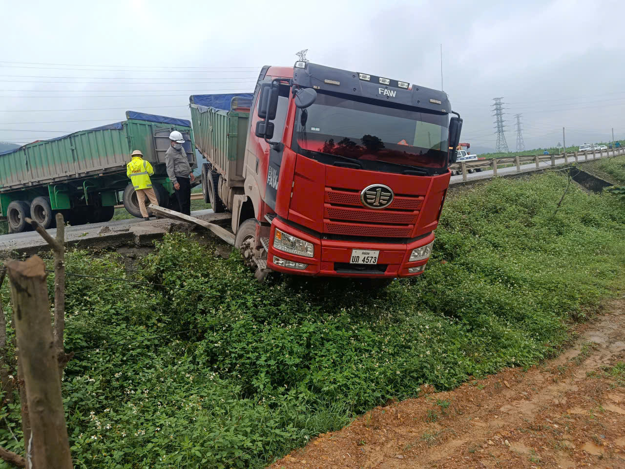 Tai nạn nghi&ecirc;m trọng tr&ecirc;n tuyến tr&aacute;nh qua H&agrave; Tĩnh, 2 người tử vong- Ảnh 2.