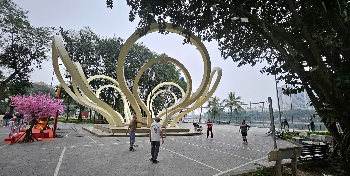 C&ocirc;ng vi&ecirc;n Bắc Linh Đ&agrave;m &ldquo;thay &aacute;o mới&rdquo;, trở th&agrave;nh điểm hẹn xanh của cư d&acirc;n- Ảnh 3.