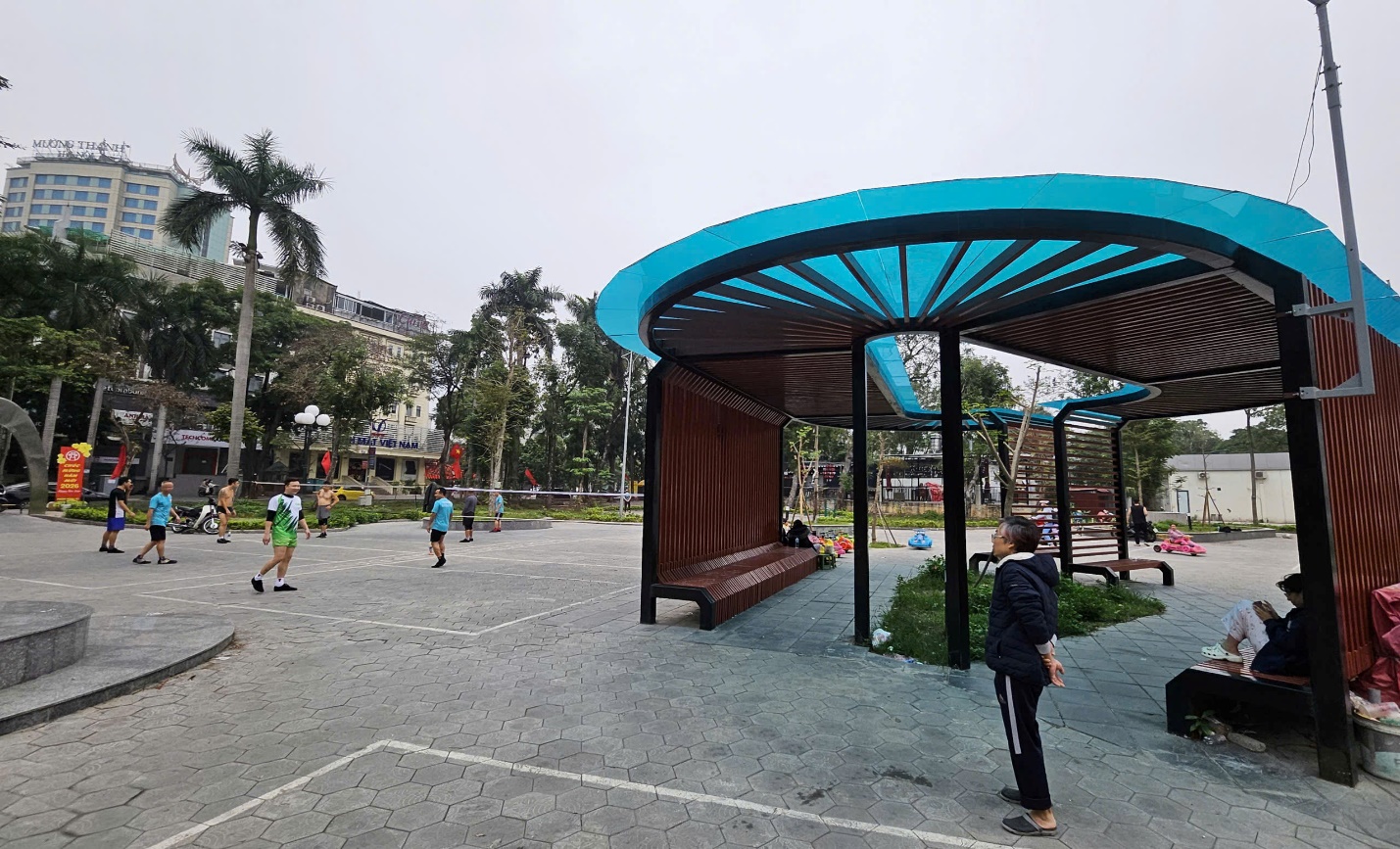 C&ocirc;ng vi&ecirc;n Bắc Linh Đ&agrave;m &ldquo;thay &aacute;o mới&rdquo;, trở th&agrave;nh điểm hẹn xanh của cư d&acirc;n- Ảnh 4.