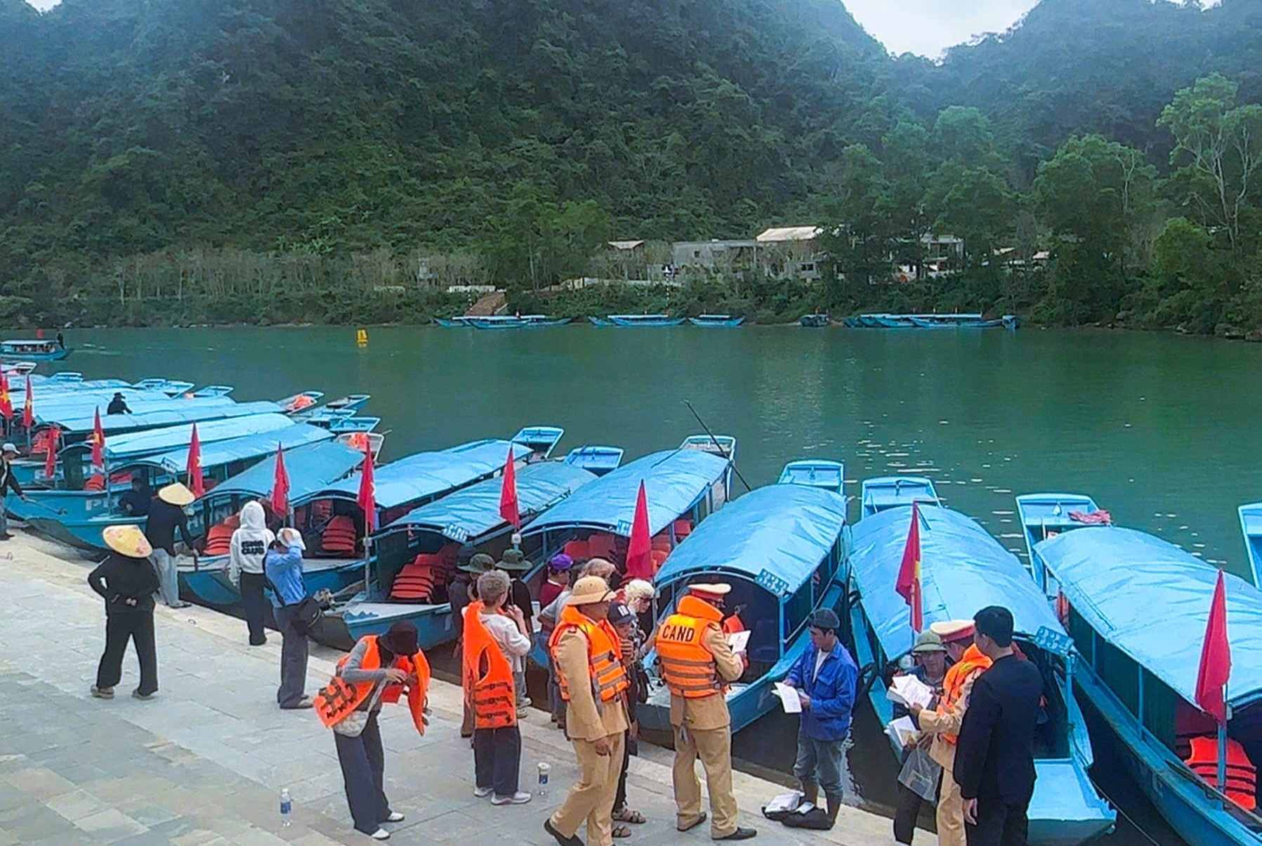 Quảng Trị tăng cường quản l&yacute; phương tiện giao th&ocirc;ng đường thủy nội địa- Ảnh 1.