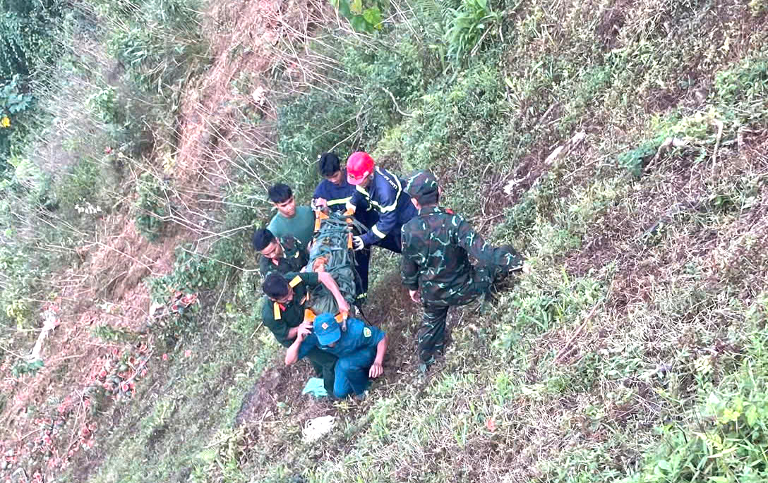 Quảng Ng&atilde;i: Xe tải lao xuống vực tr&ecirc;n đ&egrave;o Vi &Ocirc; Lắk, ba người thương vong- Ảnh 2.