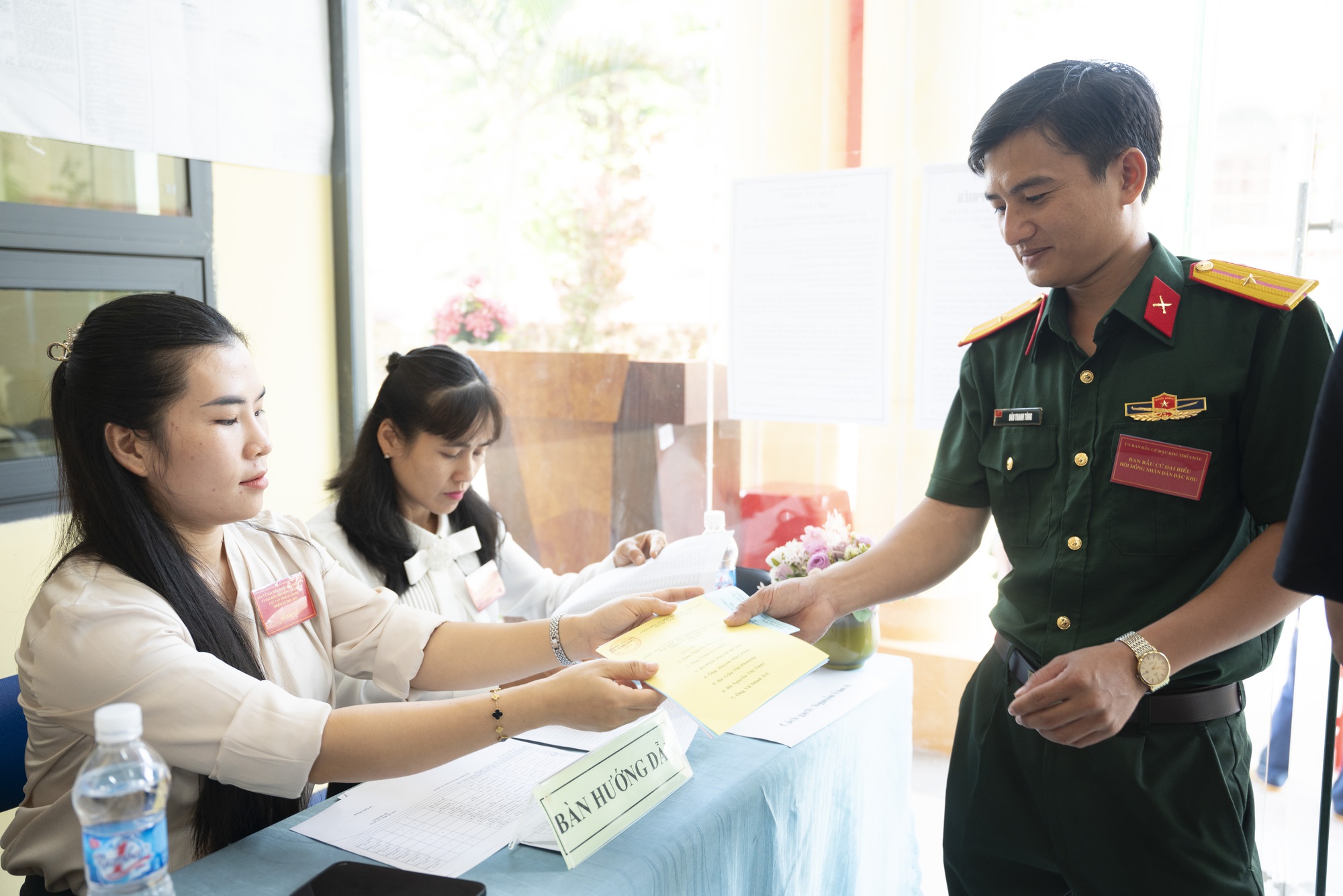 An Giang: Gần 2.200 cử tri tr&ecirc;n đảo tiền ti&ecirc;u c&aacute;ch đất liền 200km đi bầu cử sớm- Ảnh 3.