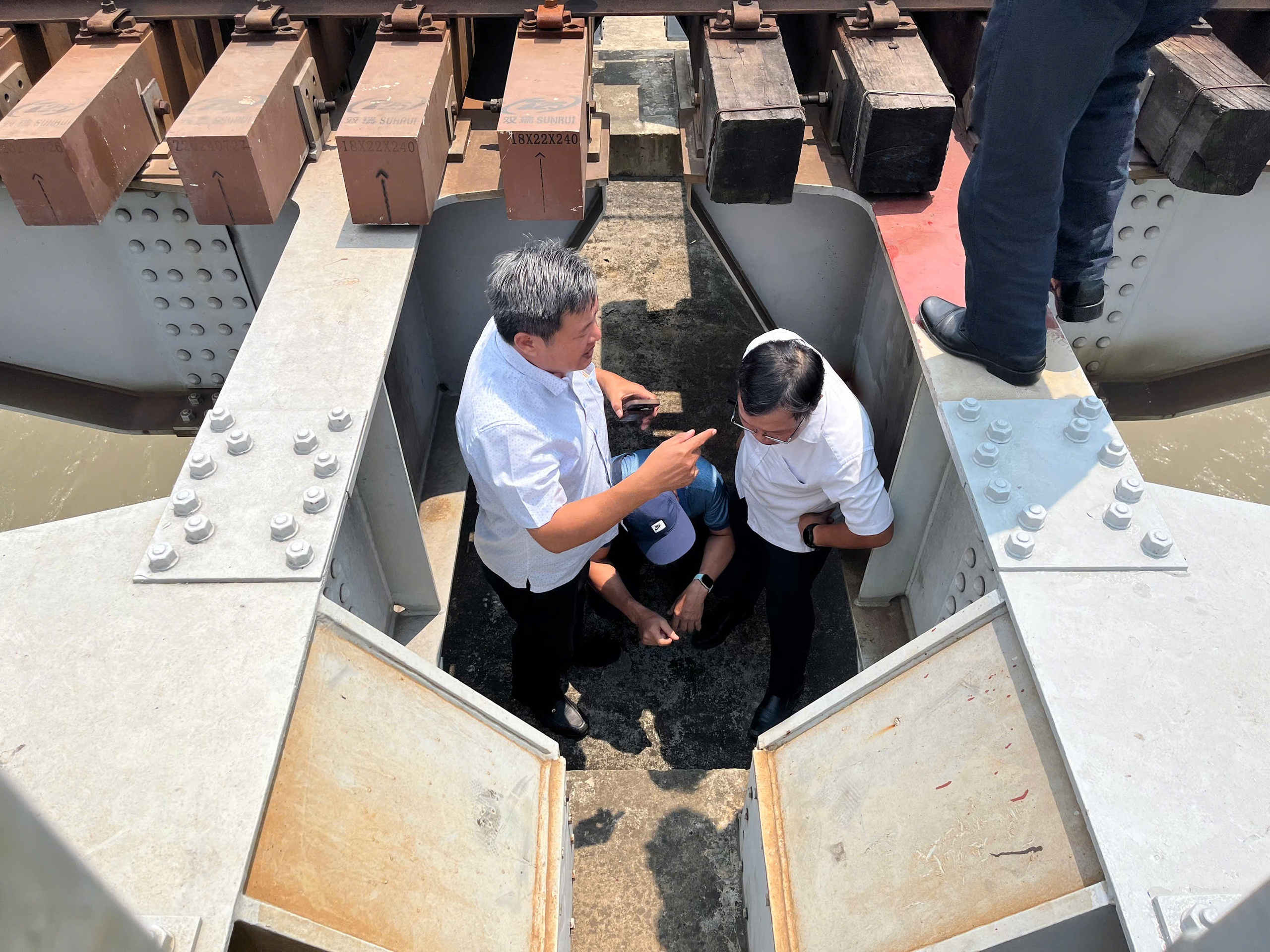 Bộ X&acirc;y dựng y&ecirc;u cầu khẩn trương khắc phục sự cố s&agrave; lan va chạm cầu Ghềnh tại Đồng Nai- Ảnh 2.