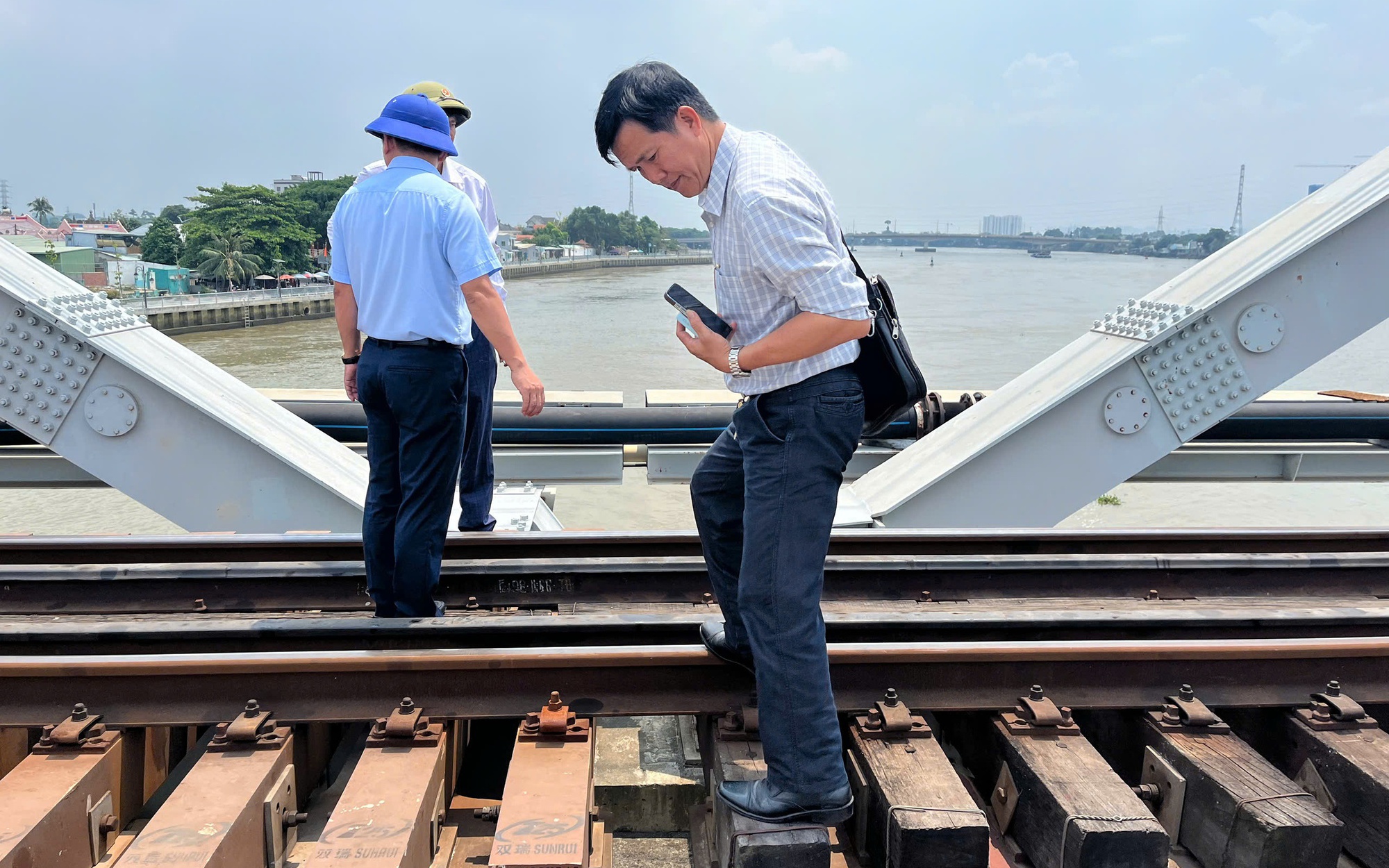 Bộ X&acirc;y dựng y&ecirc;u cầu khẩn trương khắc phục sự cố s&agrave; lan va chạm cầu Ghềnh tại Đồng Nai