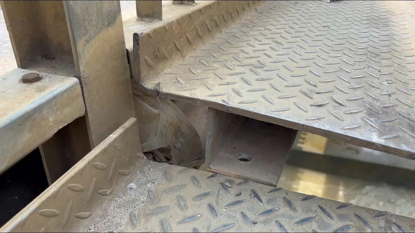 Bộ X&acirc;y dựng y&ecirc;u cầu khẩn trương khắc phục sự cố s&agrave; lan va chạm cầu Ghềnh tại Đồng Nai- Ảnh 1.