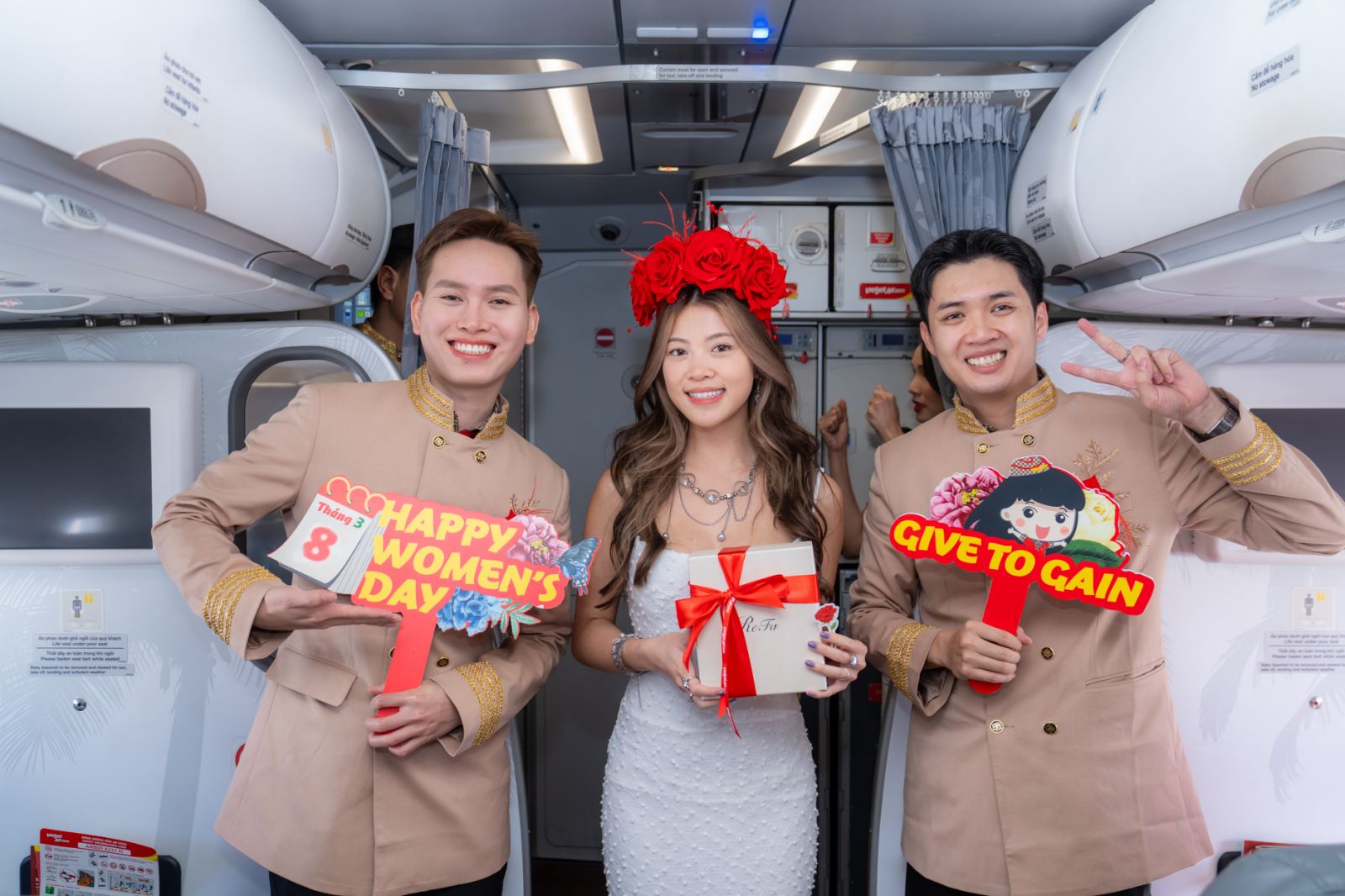 Bay cùng Vietjet ngày 8/3: Khoang máy bay rộn ràng với hoa hồng, quà tặng- Ảnh 1. Bay cùng Vietjet ngày 8/3: Khoang máy bay rộn ràng với hoa hồng, quà tặng- Ảnh 1.