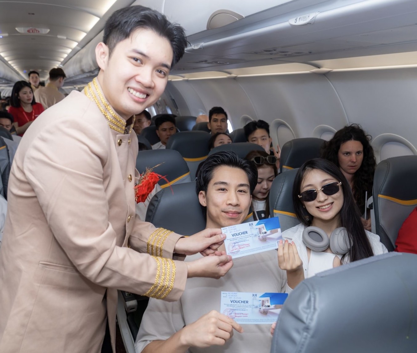 Bay cùng Vietjet ngày 8/3: Khoang máy bay rộn ràng với hoa hồng, quà tặng- Ảnh 8. Bay cùng Vietjet ngày 8/3: Khoang máy bay rộn ràng với hoa hồng, quà tặng- Ảnh 8.