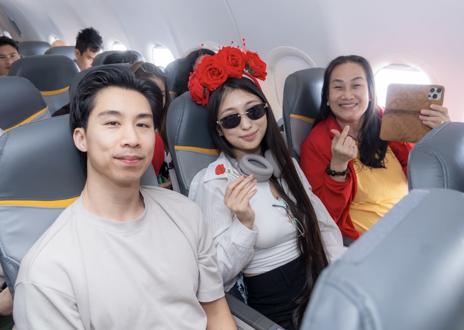 Bay cùng Vietjet ngày 8/3: Khoang máy bay rộn ràng với hoa hồng, quà tặng- Ảnh 9. Bay cùng Vietjet ngày 8/3: Khoang máy bay rộn ràng với hoa hồng, quà tặng- Ảnh 9.