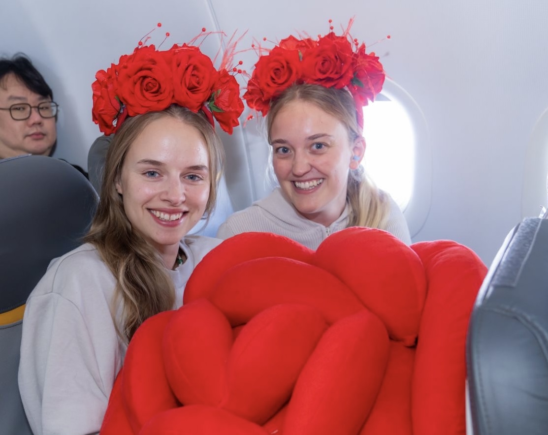 Bay cùng Vietjet ngày 8/3: Khoang máy bay rộn ràng với hoa hồng, quà tặng- Ảnh 3. Bay cùng Vietjet ngày 8/3: Khoang máy bay rộn ràng với hoa hồng, quà tặng- Ảnh 3.