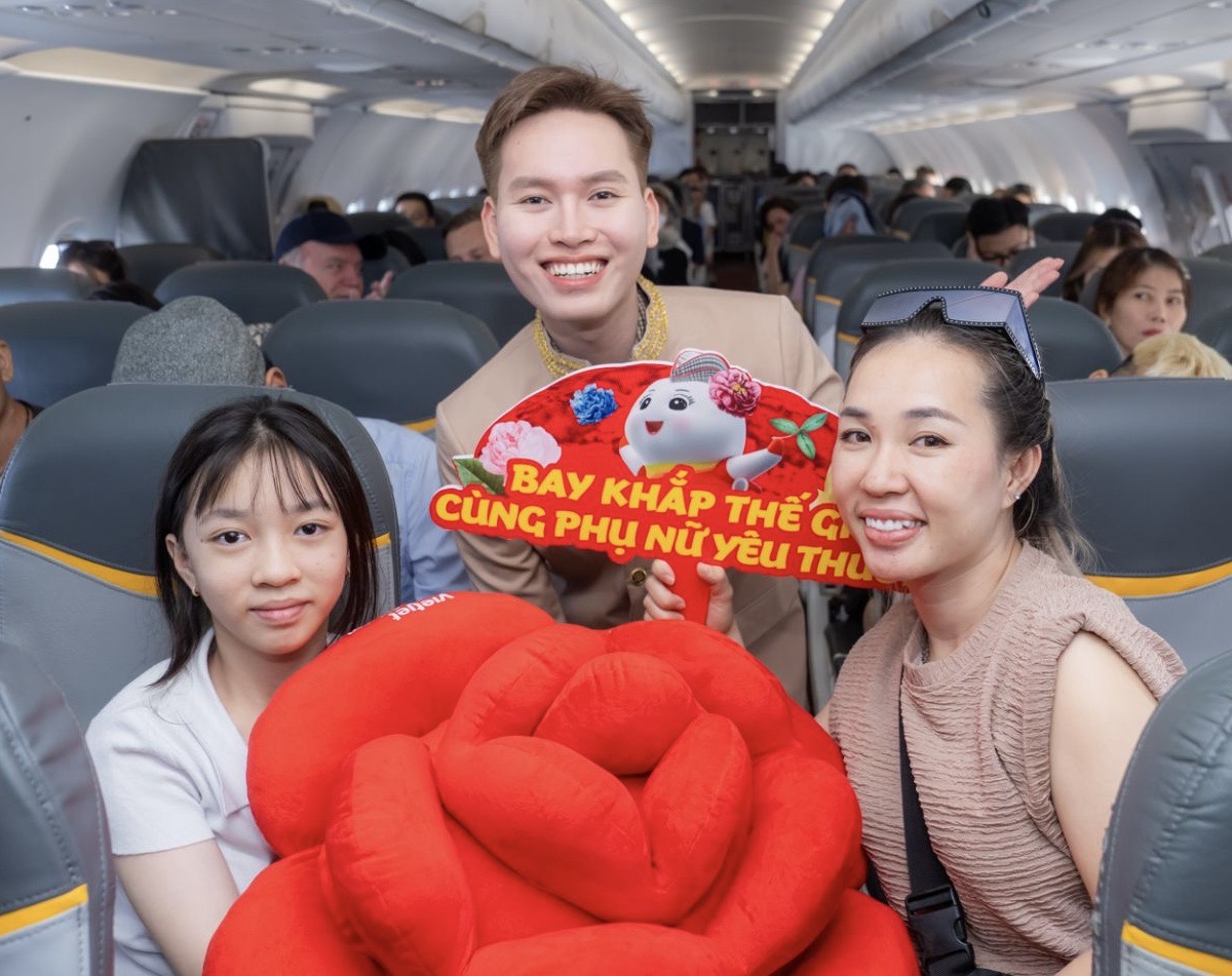 Bay cùng Vietjet ngày 8/3: Khoang máy bay rộn ràng với hoa hồng, quà tặng- Ảnh 6. Bay cùng Vietjet ngày 8/3: Khoang máy bay rộn ràng với hoa hồng, quà tặng- Ảnh 6.
