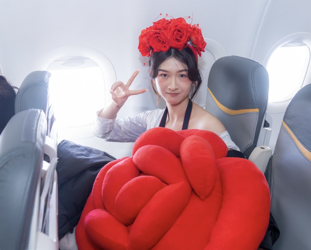 Bay cùng Vietjet ngày 8/3: Khoang máy bay rộn ràng với hoa hồng, quà tặng- Ảnh 7. Bay cùng Vietjet ngày 8/3: Khoang máy bay rộn ràng với hoa hồng, quà tặng- Ảnh 7.