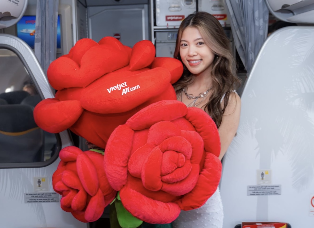 Bay cùng Vietjet ngày 8/3: Khoang máy bay rộn ràng với hoa hồng, quà tặng- Ảnh 2. Bay cùng Vietjet ngày 8/3: Khoang máy bay rộn ràng với hoa hồng, quà tặng- Ảnh 2.