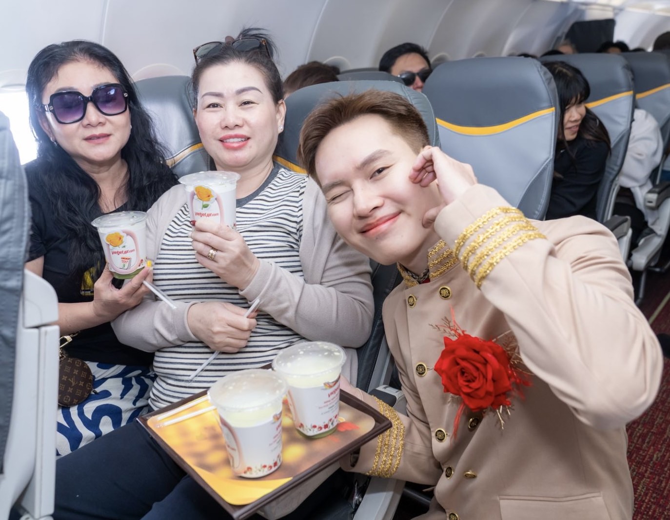 Bay cùng Vietjet ngày 8/3: Khoang máy bay rộn ràng với hoa hồng, quà tặng- Ảnh 4. Bay cùng Vietjet ngày 8/3: Khoang máy bay rộn ràng với hoa hồng, quà tặng- Ảnh 4.