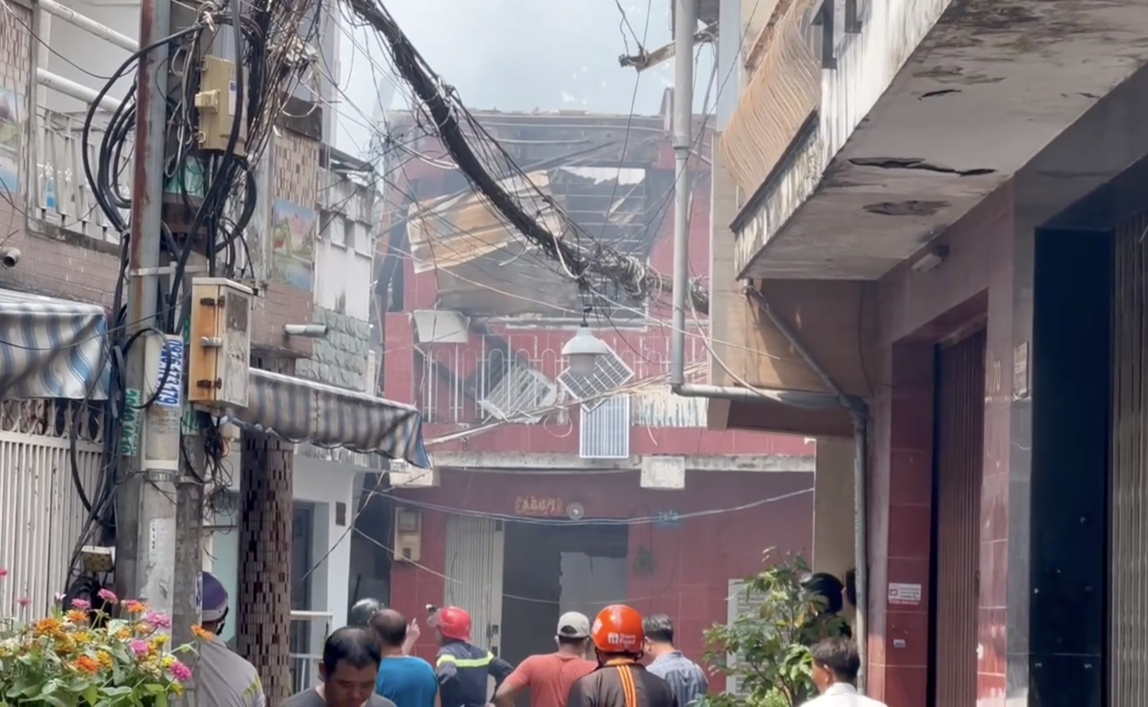 TP.HCM: Ch&aacute;y lớn trong hẻm đường Th&aacute;i Phi&ecirc;n, 5 căn nh&agrave; hư hại nặng- Ảnh 2.