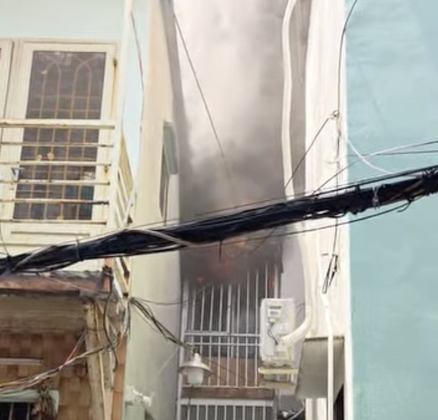 TP.HCM: Ch&aacute;y lớn trong hẻm đường Th&aacute;i Phi&ecirc;n, 5 căn nh&agrave; hư hại nặng- Ảnh 1.