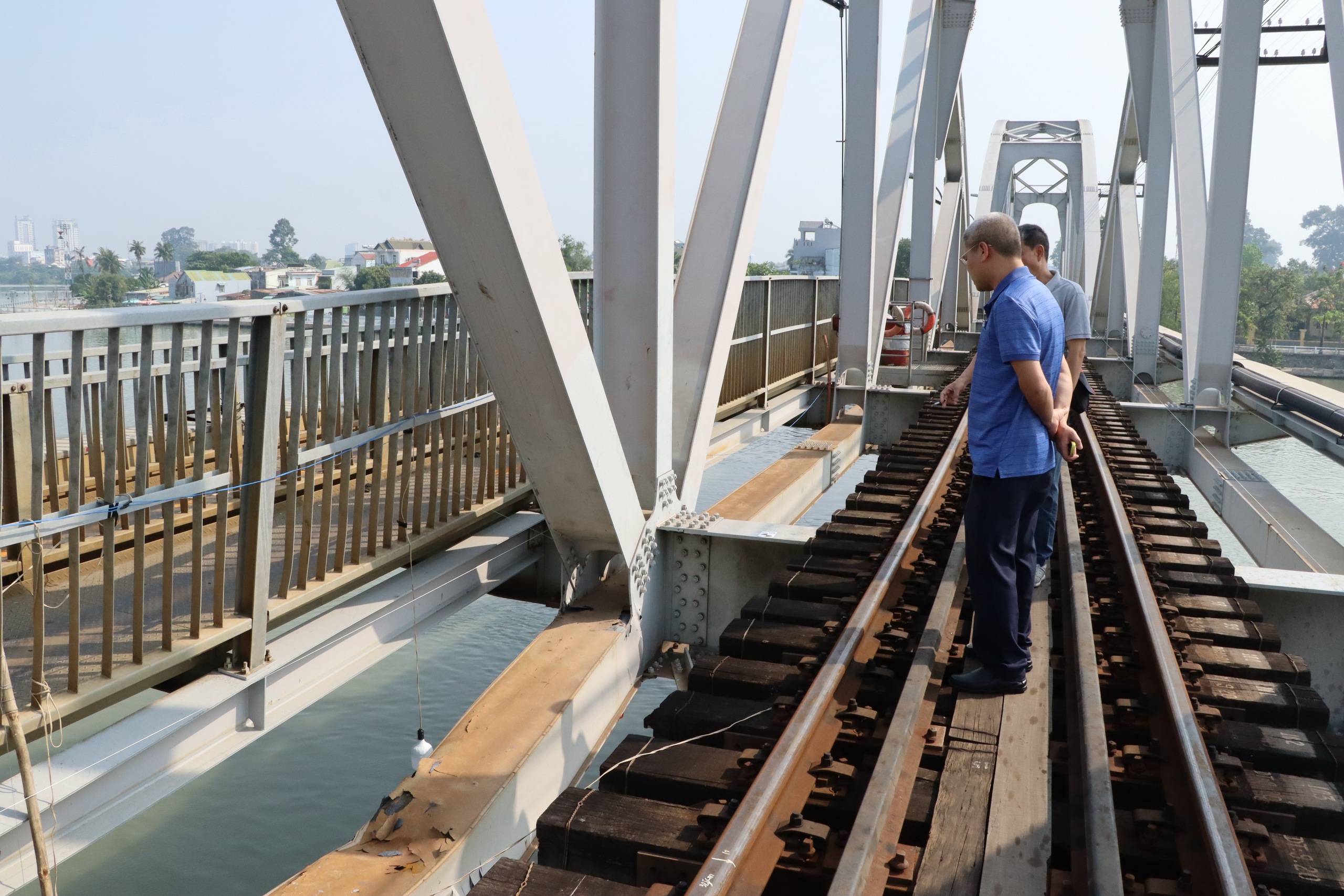 Đẩy nhanh kiểm định v&agrave; gia cố cầu Ghềnh, t&igrave;m phương &aacute;n sớm cho t&agrave;u chạy tạm 15km/h- Ảnh 2.