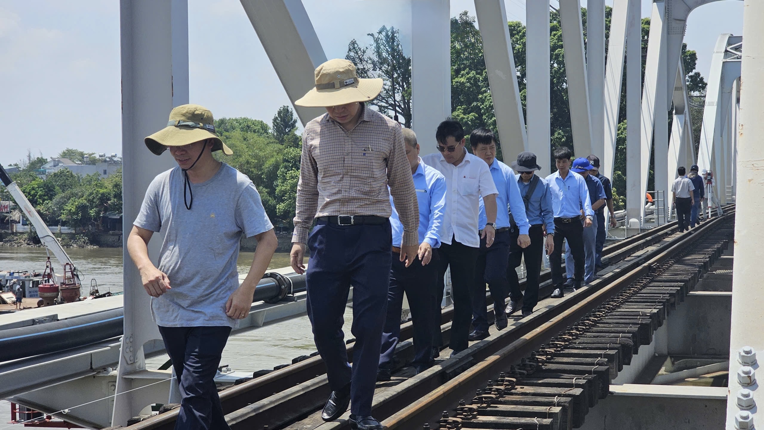 Đẩy nhanh kiểm định v&agrave; gia cố cầu Ghềnh, t&igrave;m phương &aacute;n sớm cho t&agrave;u chạy tạm 15km/h- Ảnh 3.