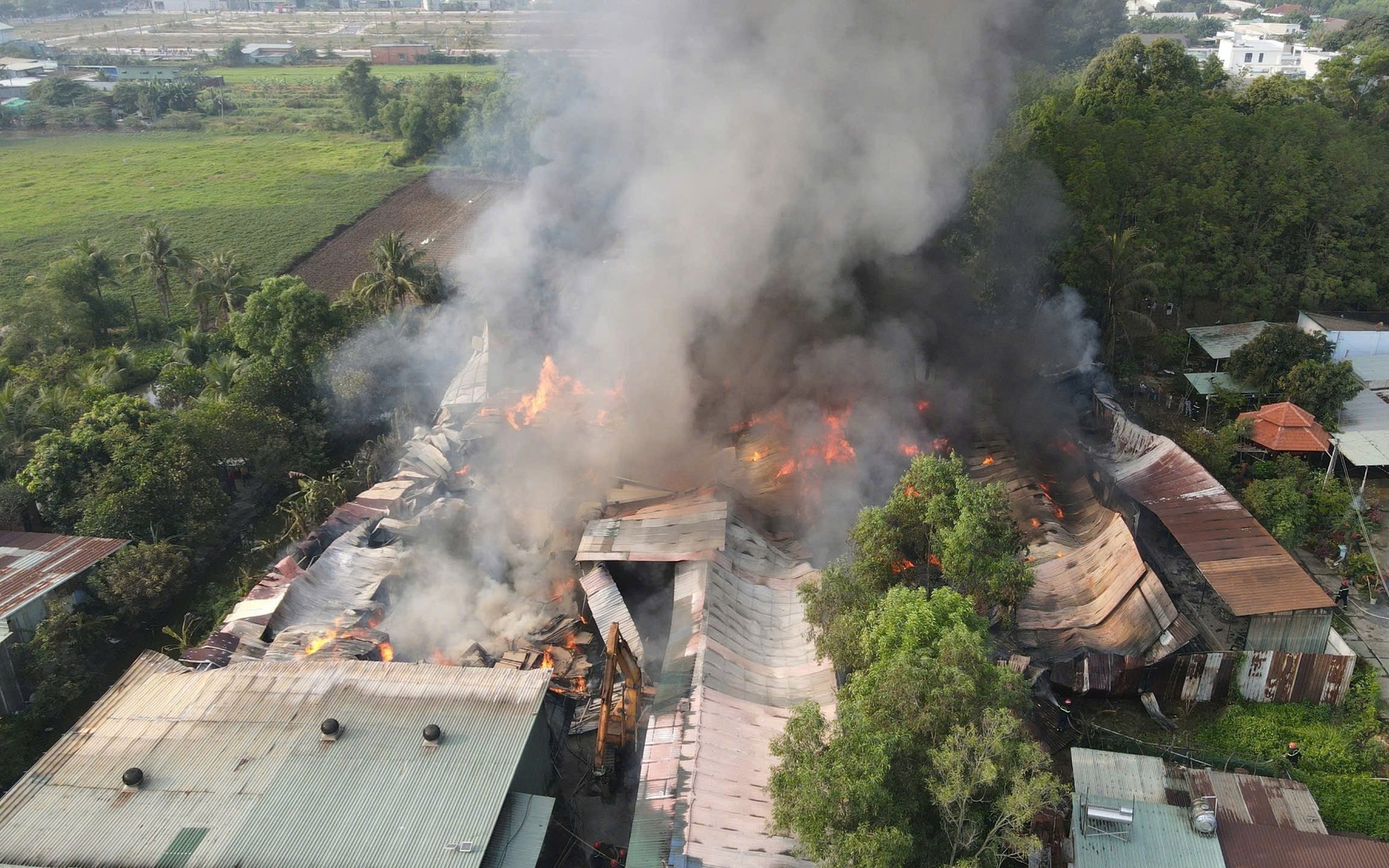 Ch&aacute;y lớn kho nệm gần 1.000m&sup2; s&aacute;t khu d&acirc;n cư b&ecirc;n s&ocirc;ng Đồng Nai