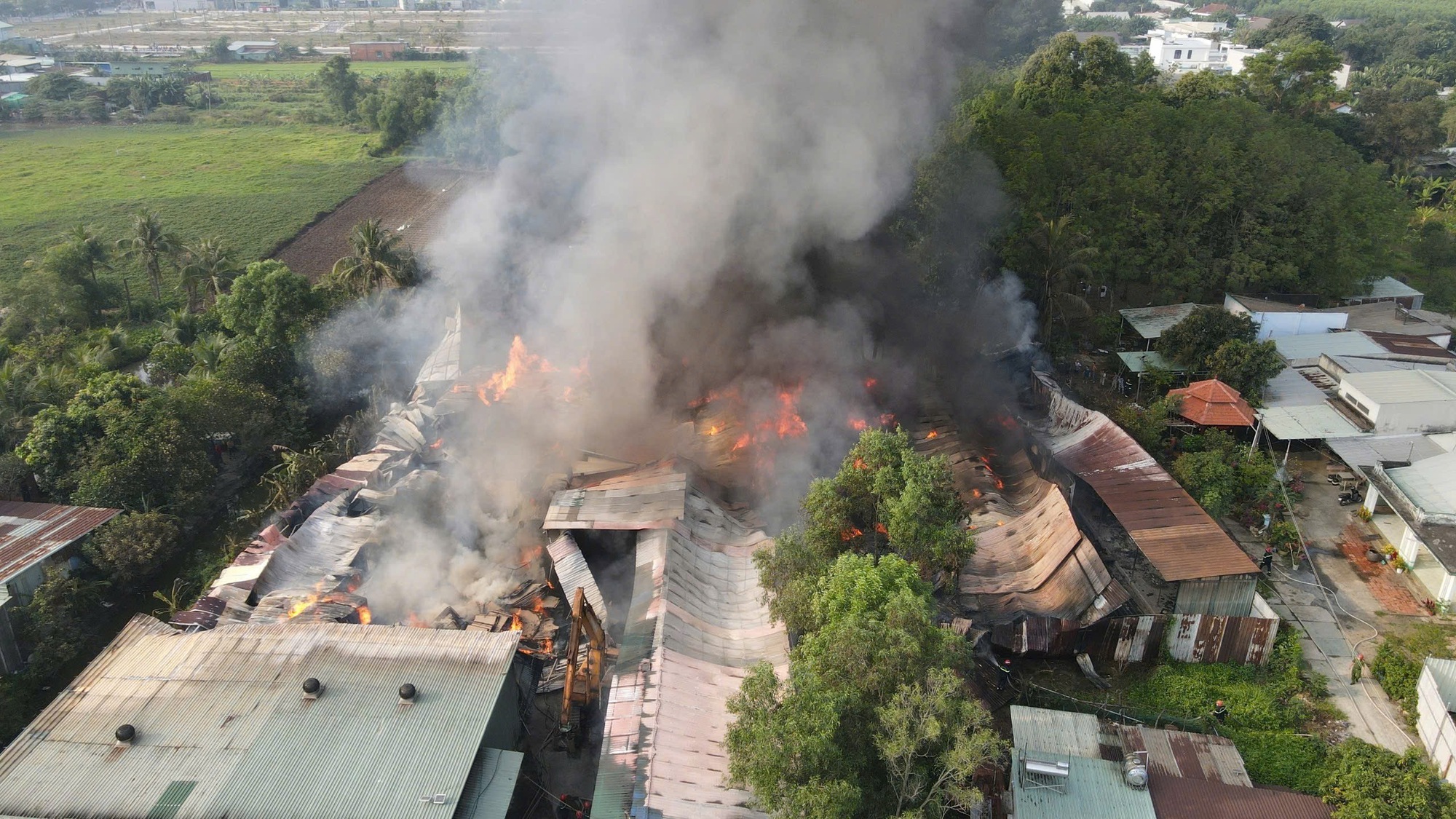 Ch&aacute;y lớn kho nệm gần 1.000m&sup2; s&aacute;t khu d&acirc;n cư b&ecirc;n s&ocirc;ng Đồng Nai- Ảnh 1.