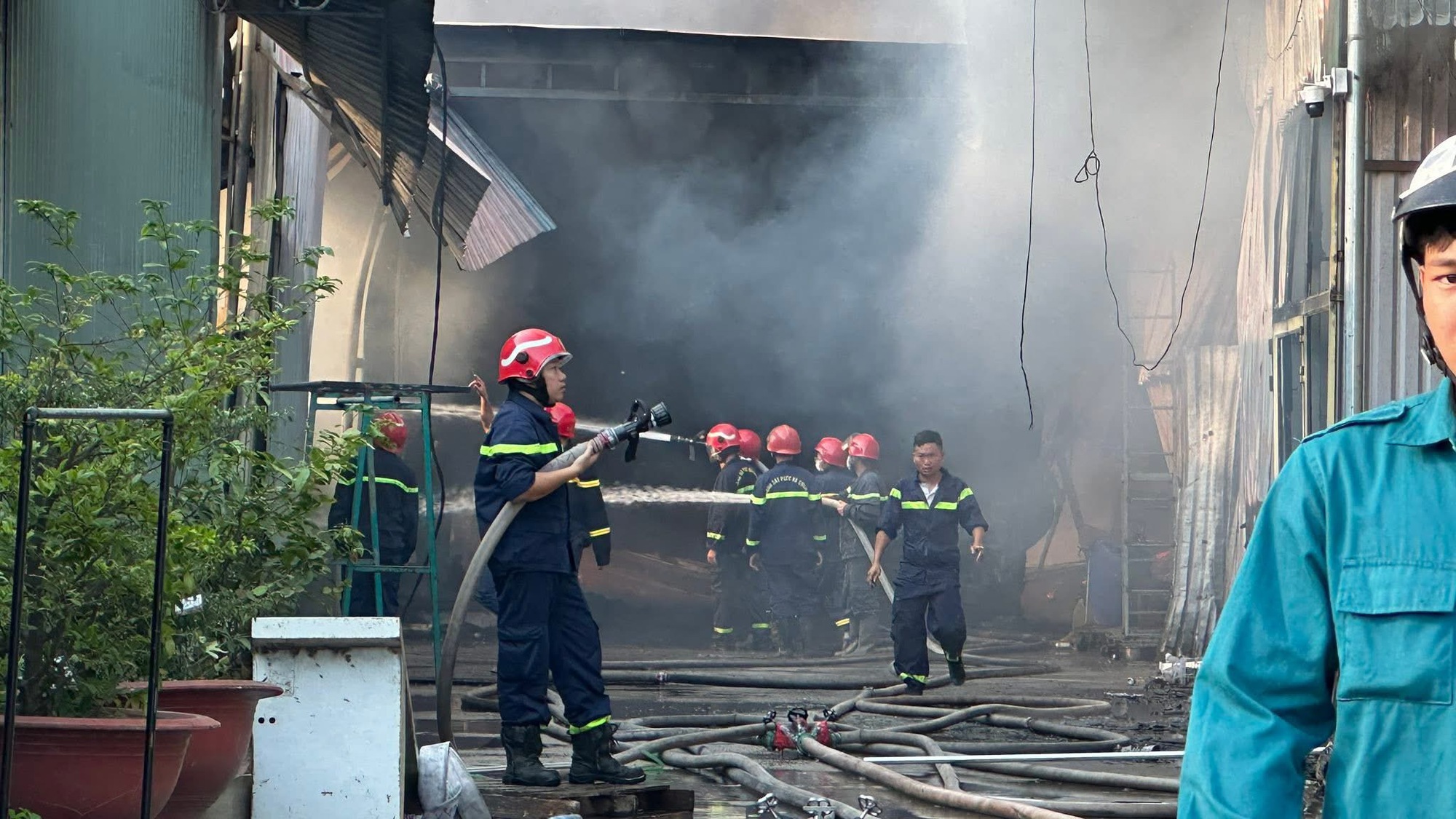 Ch&aacute;y lớn kho nệm gần 1.000m&sup2; s&aacute;t khu d&acirc;n cư b&ecirc;n s&ocirc;ng Đồng Nai- Ảnh 2.