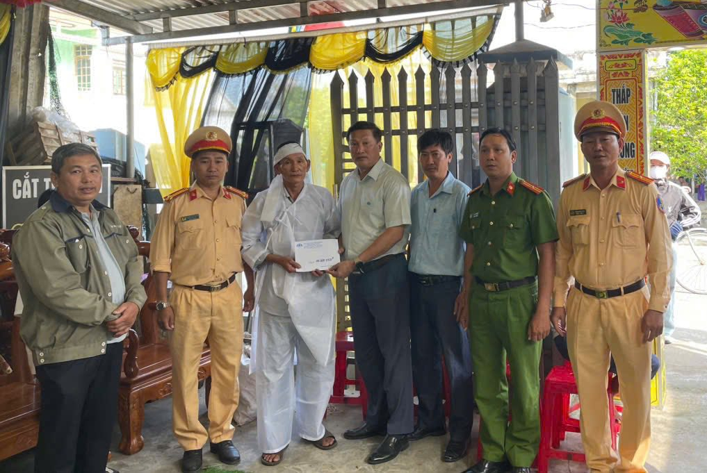 Ban ATGT Quảng Ng&atilde;i thăm hỏi c&aacute;c gia đ&igrave;nh c&oacute; người th&acirc;n gặp nạn tr&ecirc;n đ&egrave;o Vi &Ocirc; Lắk- Ảnh 1.