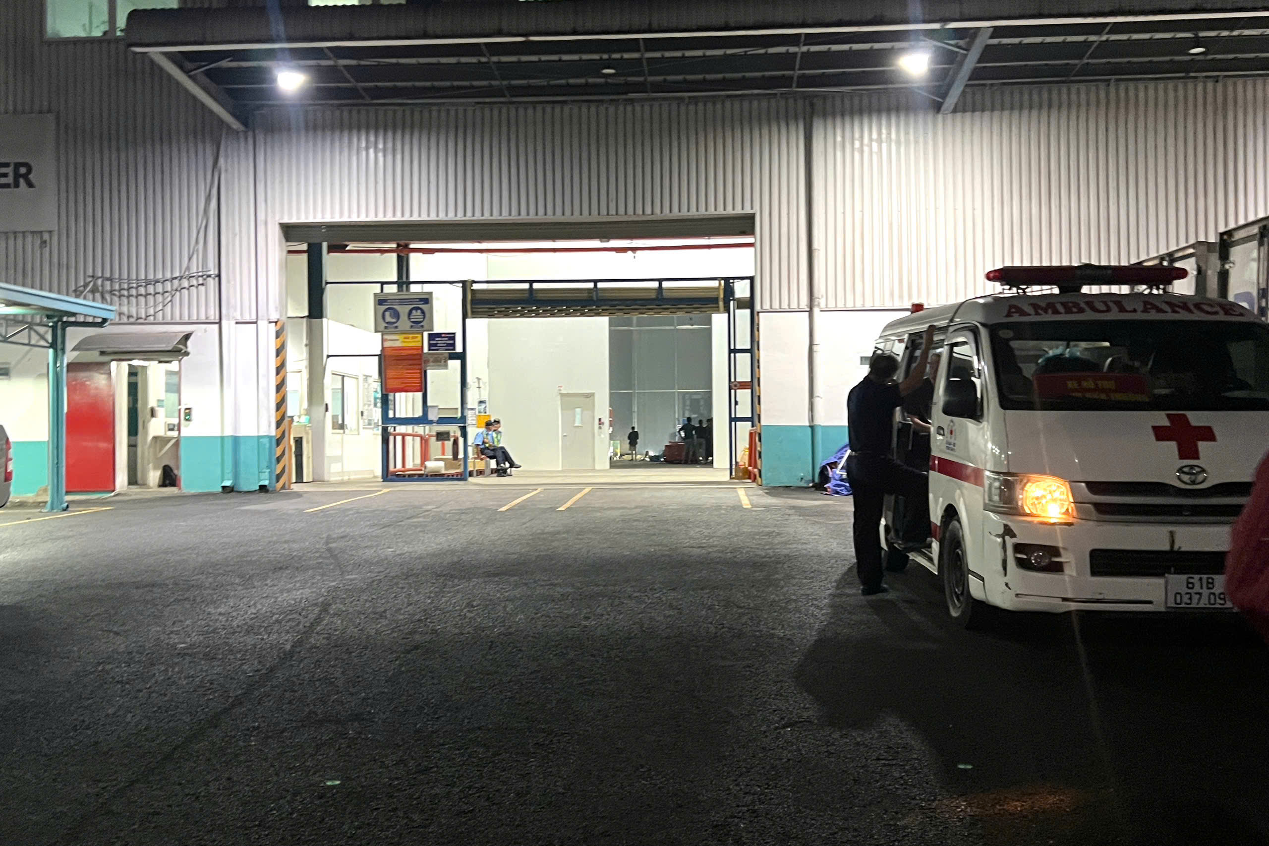 Sập trần nh&agrave; kho ở TP.HCM l&agrave;m 4 người rơi từ độ cao 10m, 1 người tử vong- Ảnh 1.