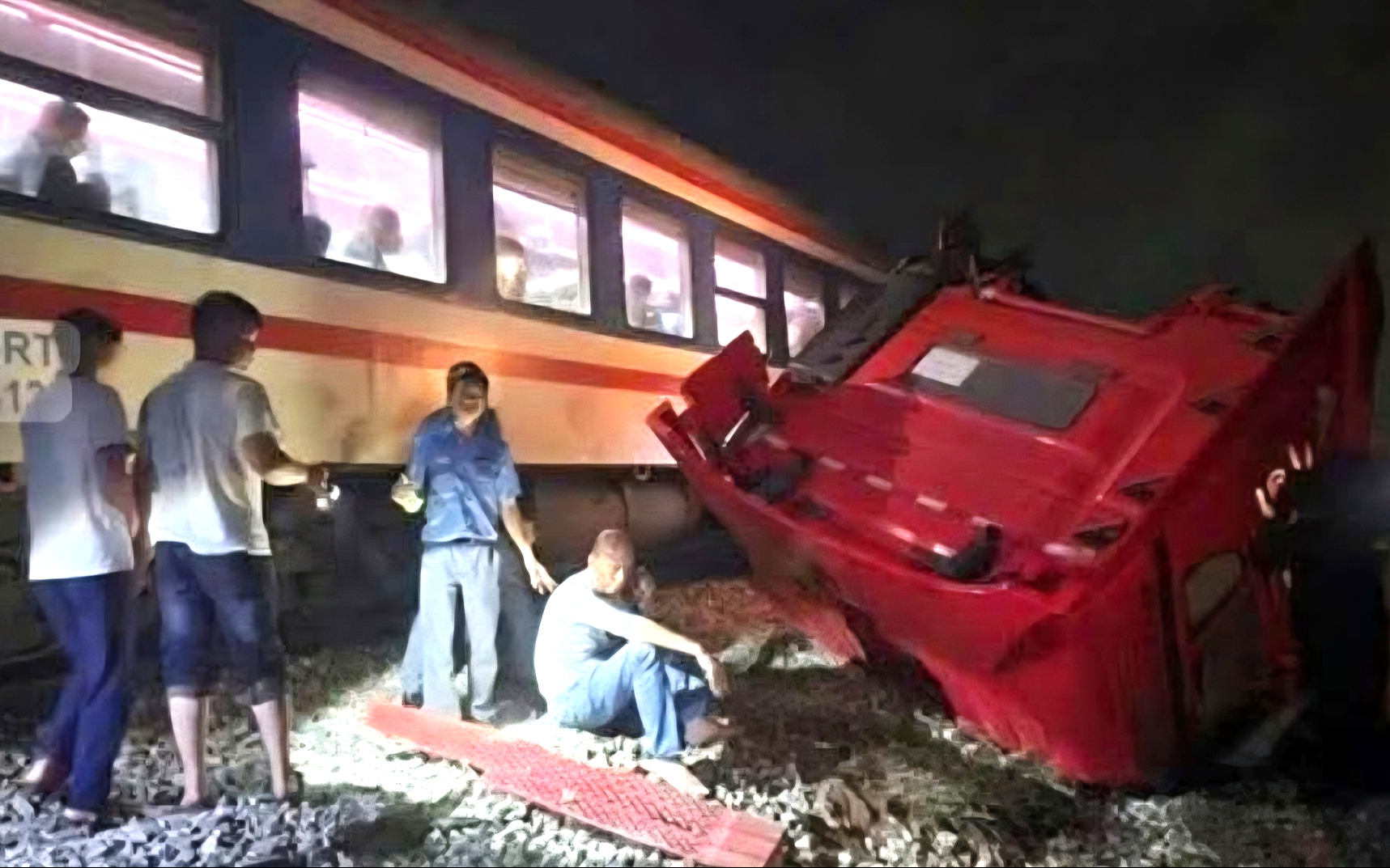 Khởi tố vụ &aacute;n xe đầu k&eacute;o vượt g&aacute;c chắn g&acirc;y tai nạn t&agrave;u hỏa ở Quảng Ng&atilde;i